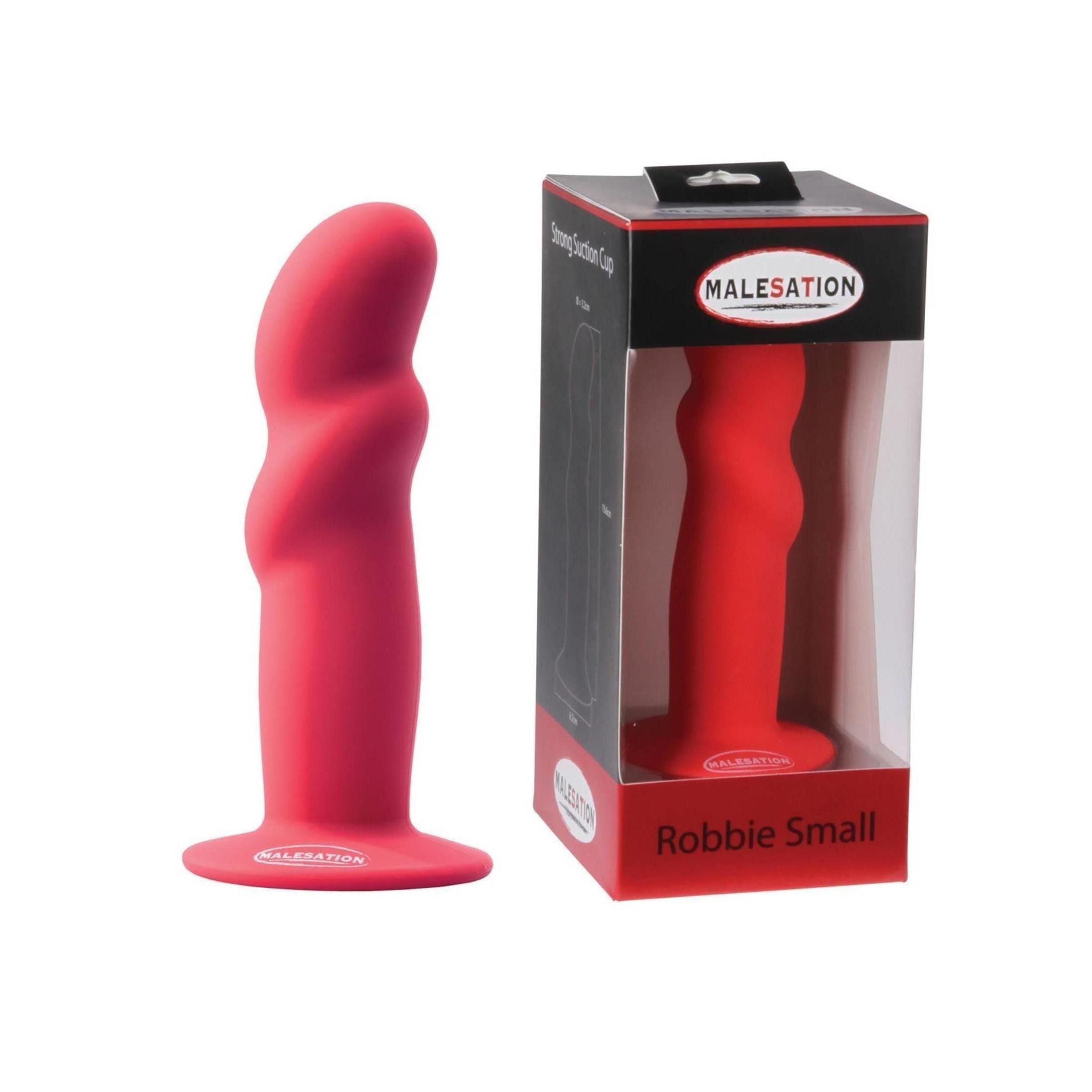 Roter Dildo mit gebogener Form. MALESATION-Logo am Fuß. In Verpackung mit Sichtfenster. Aufschrift "Robbie Small".