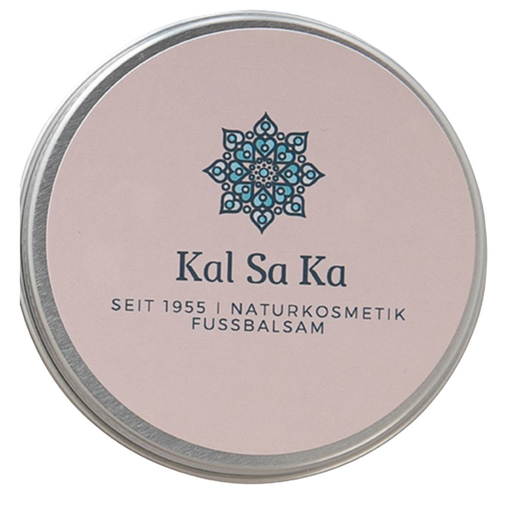 Runde Dose mit rosa Deckel. Darauf steht "Kal Sa Ka" und "SEIT 1955 I NATURKOSMETIK FUSSBALSAM". Oben ein blaues Ornament.