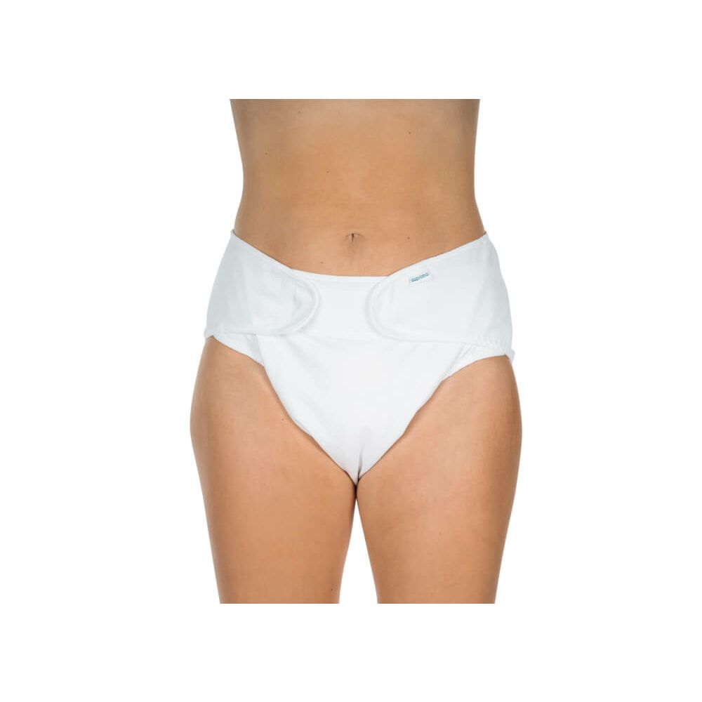 Weiße Windelhose, vorne. Klettverschlüsse an den Seiten. Gezeigt an einer Person.