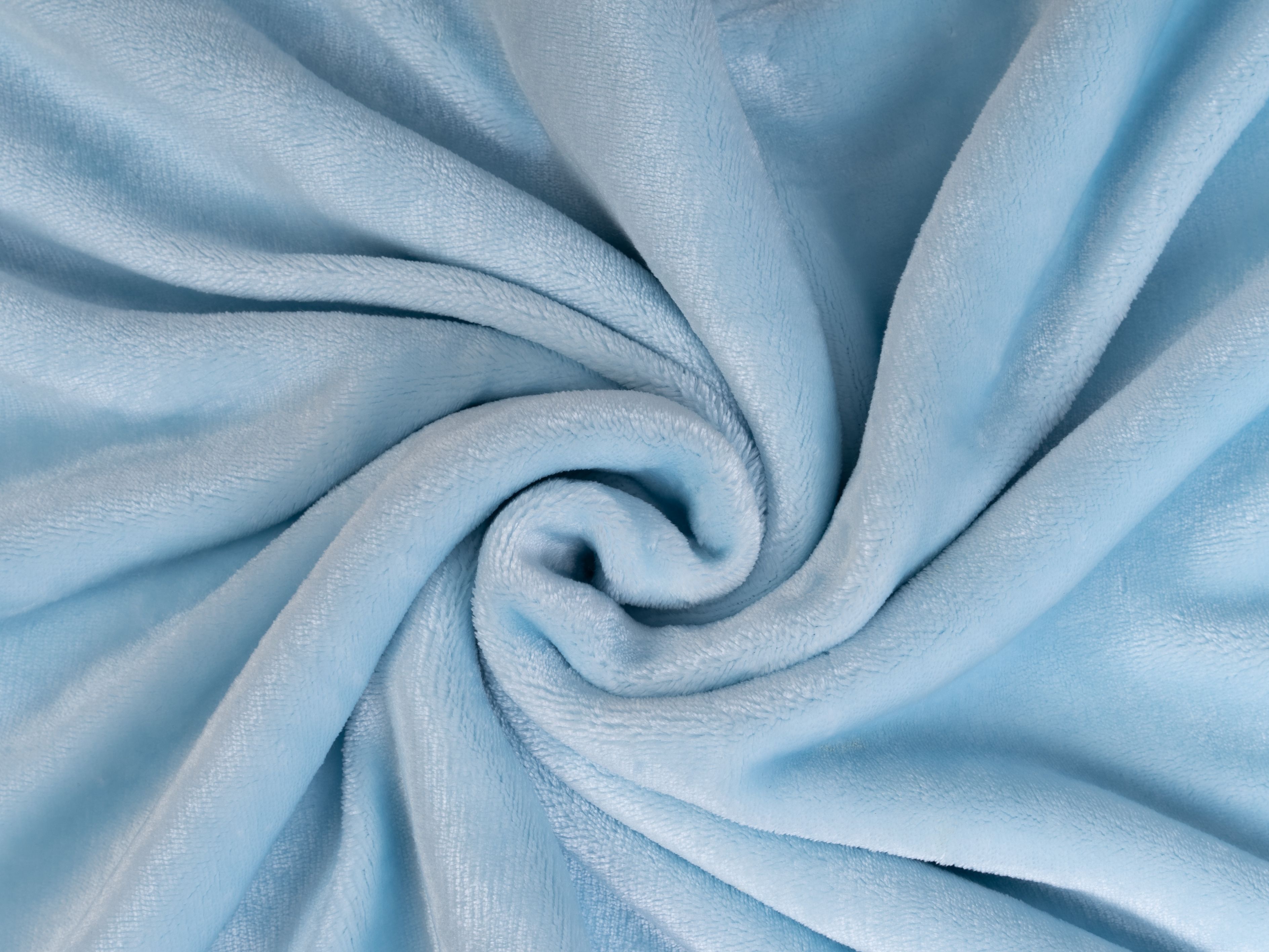Hellblaue, weiche Decke, gewirbelt. Stoffstruktur sichtbar.