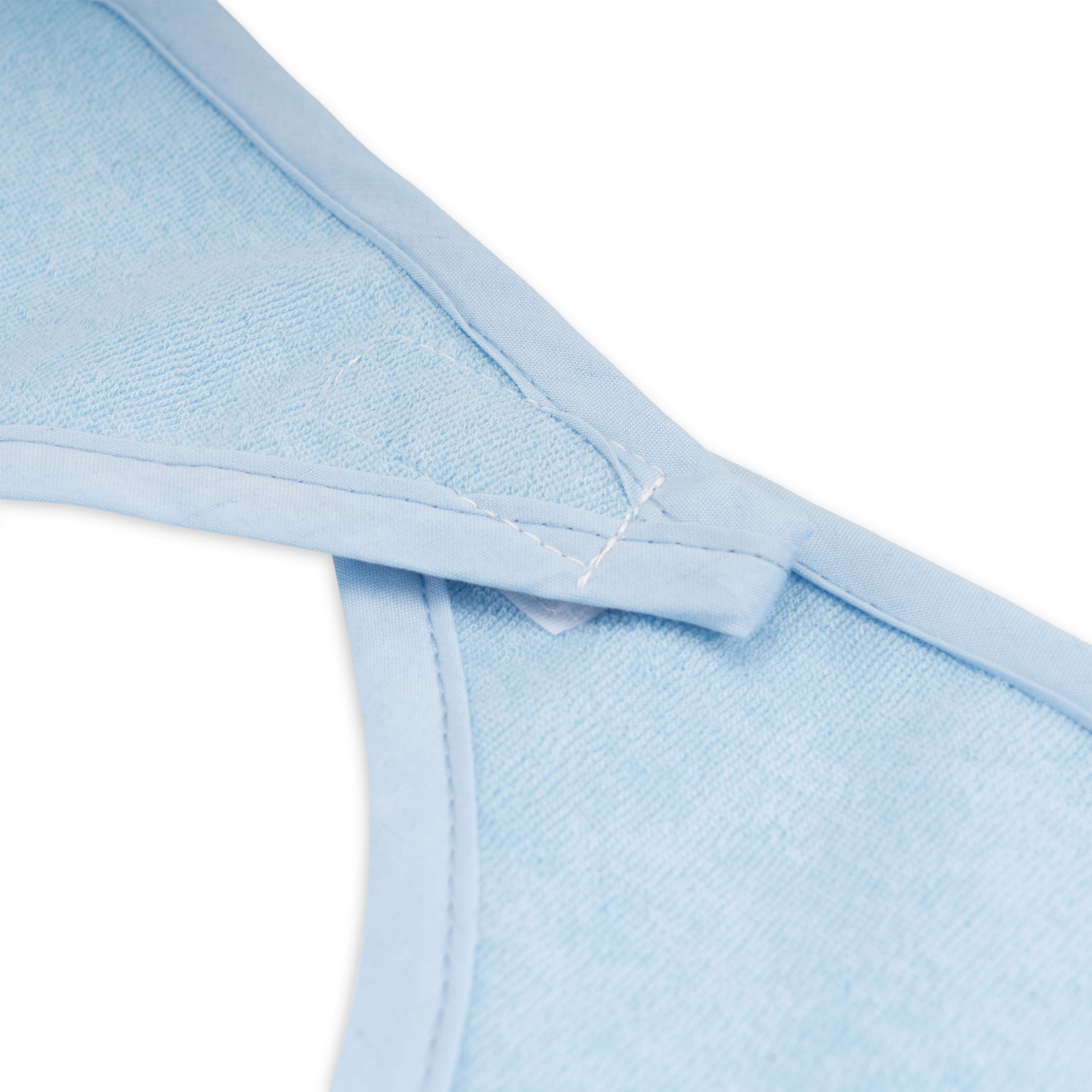 Detail der Klettverschluss-Befestigung am Hals einer hellblauen Ess-Schürze. Klettverschluss weiß.