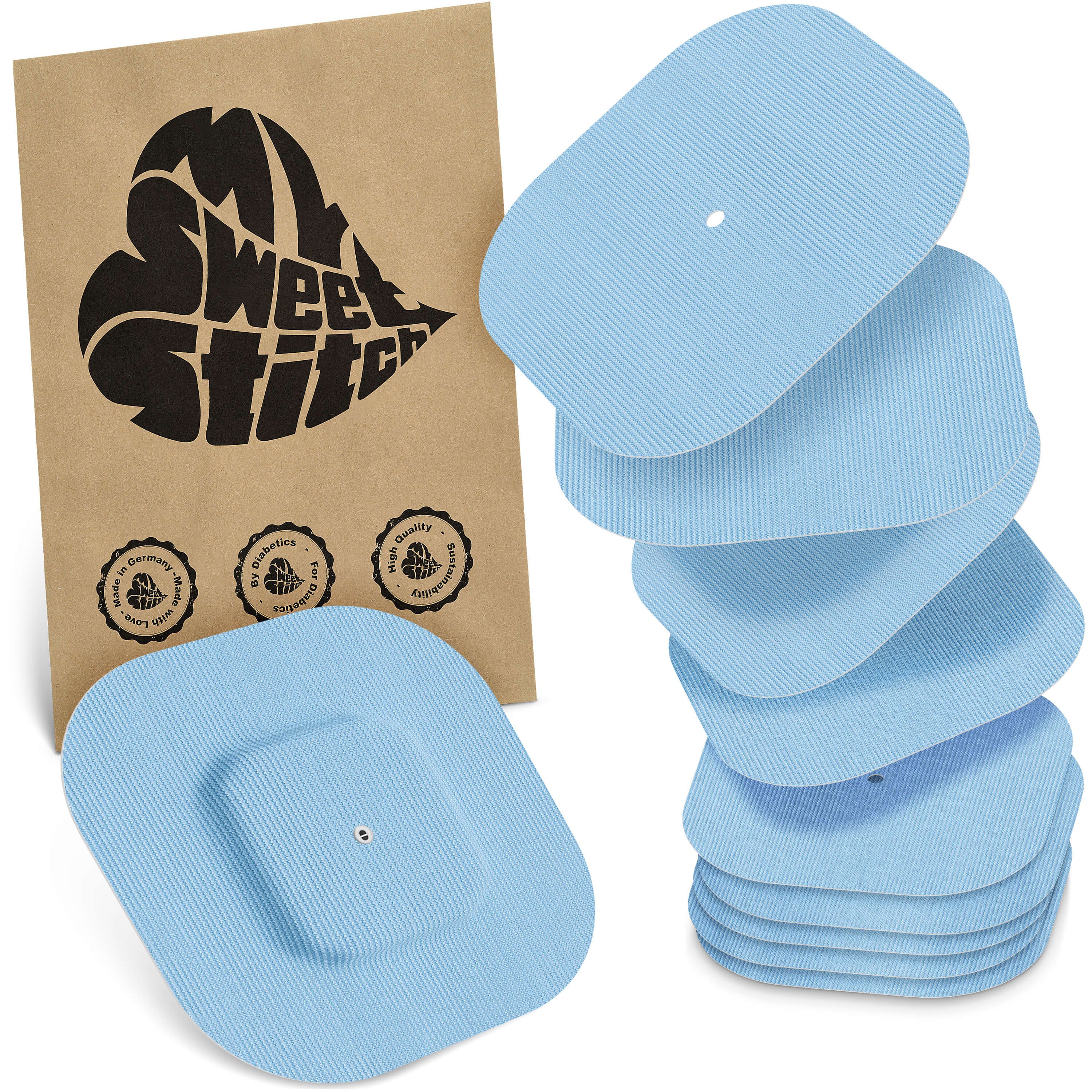 Hellblaue, quadratische Pflaster mit abgerundeten Ecken. Auf brauner Verpackung steht "MySweetStitch". Mehrere Pflaster gestapelt.