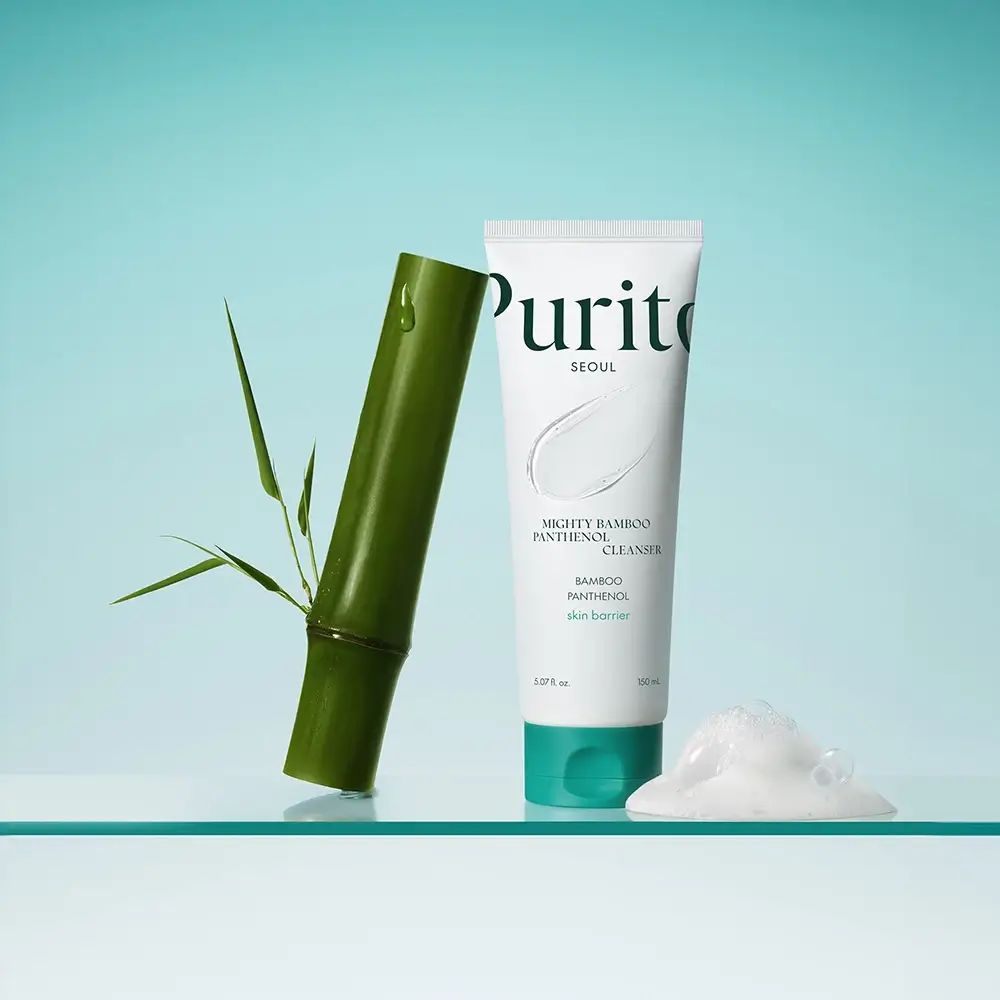 Weiße Tube mit grünem Verschluss. Aufschrift: PURITO SEOUL, Mighty Bamboo Panthenol Cleanser. Daneben Bambus und Schaum.