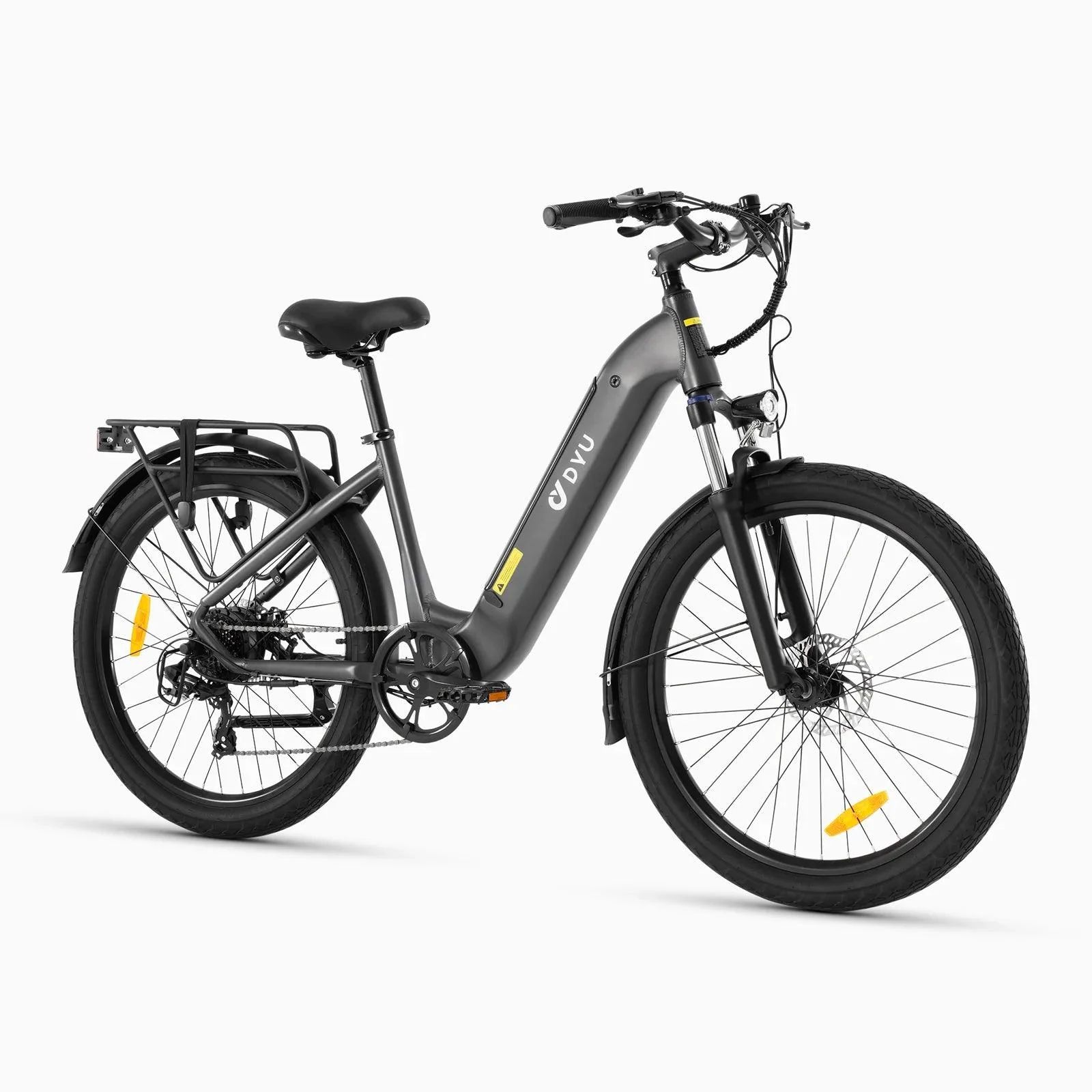 Graues Elektrofahrrad DYU C1. Schwarze Reifen, Gepäckträger, Schutzbleche. Gelbe Reflektoren. DYU-Logo.