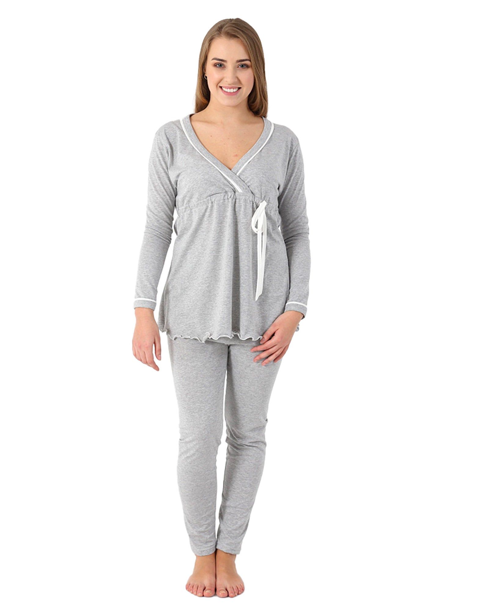 Grau melierter Baumwoll-Stillpyjama. Langärmliges Oberteil mit Wickeloptik und Bindeband. Lange Hose. Weißer Saum und Abschlüsse.
