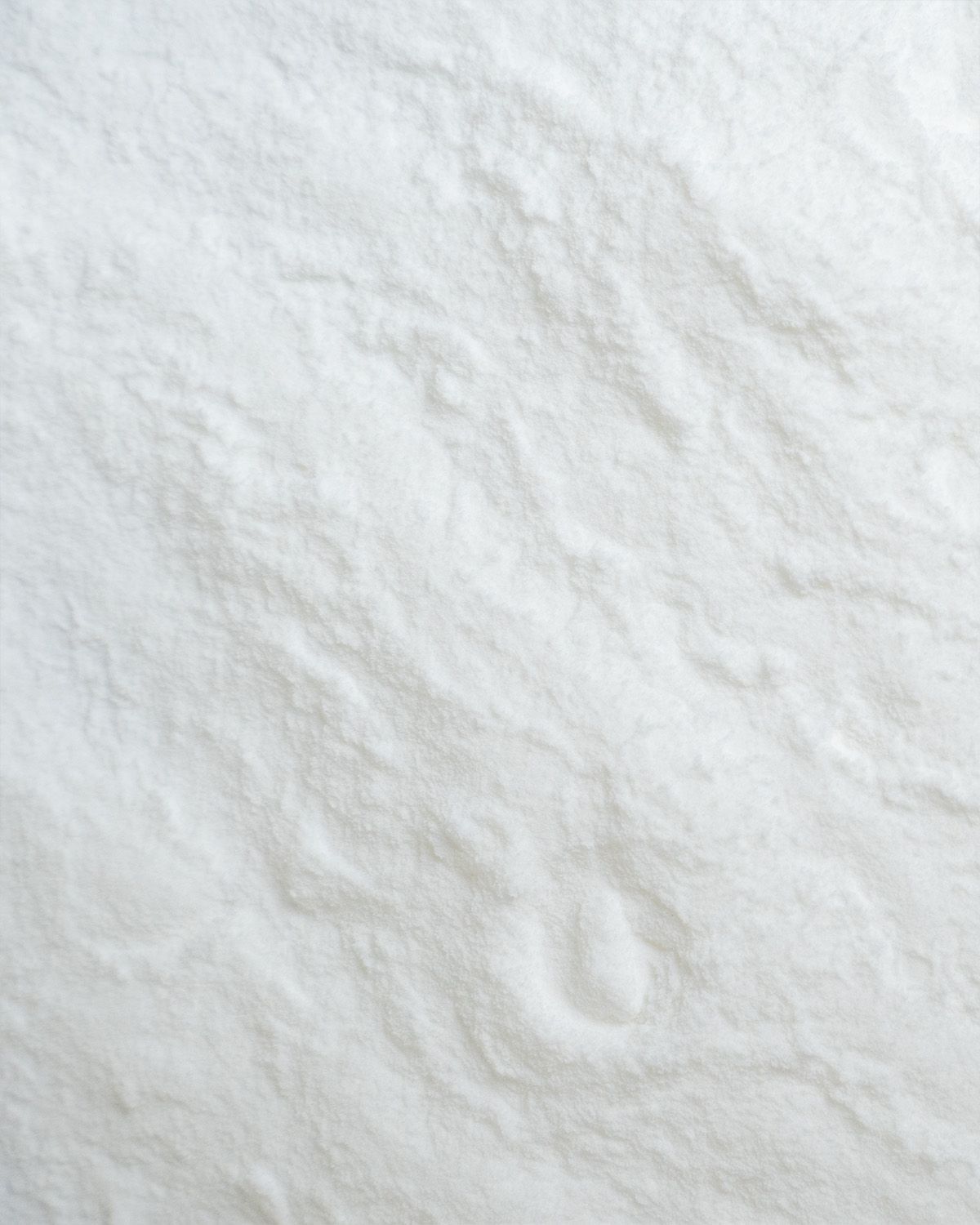 Nahaufnahme von feinem weißem Pulver mit Textur.
