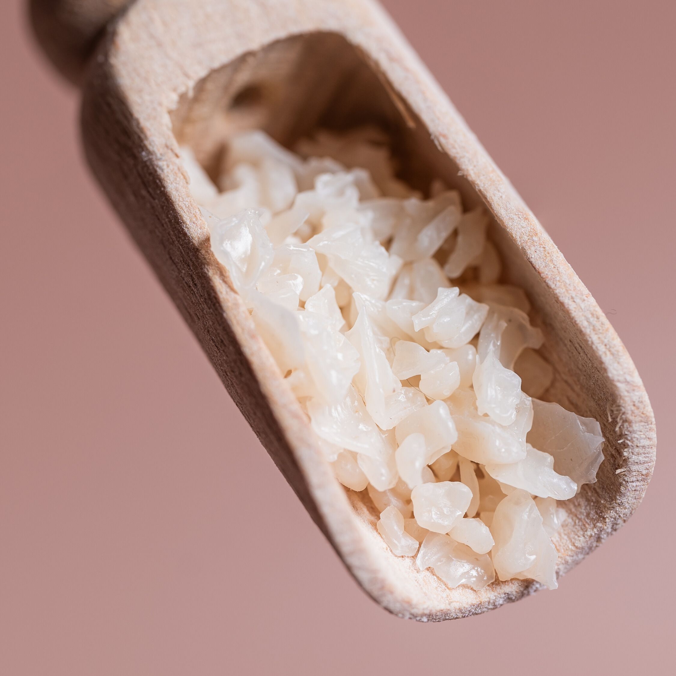 Holzlöffel mit SHILEO Reis. Nahaufnahme, zeigt die Struktur des Produkts.