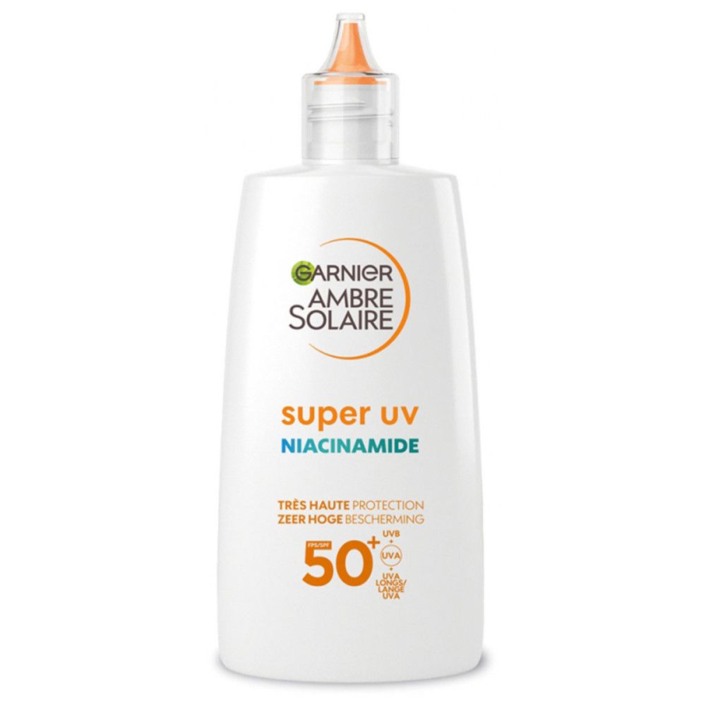 Weiße Flasche mit Garnier Ambre Solaire Super UV Niacinamid. Orangefarbener Deckel und Schriftzug. LSF 50+.