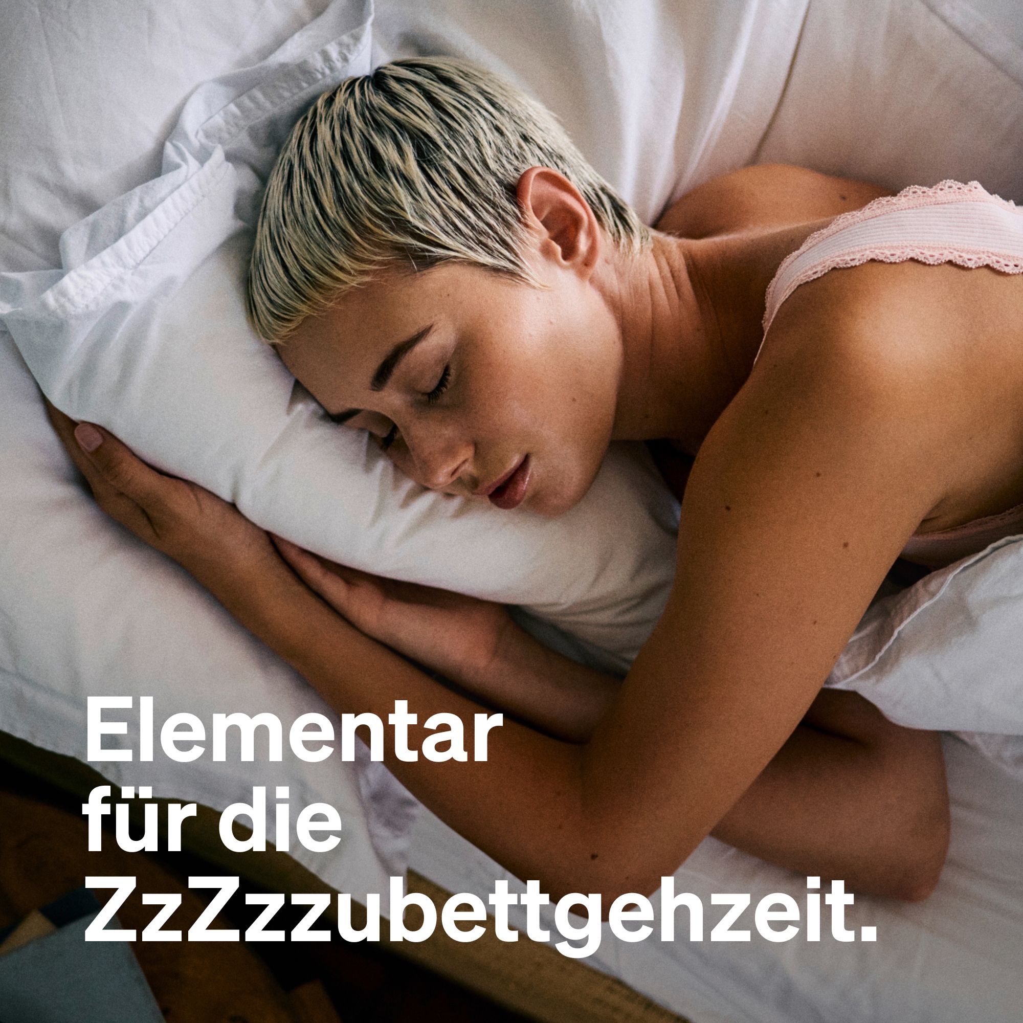 Person im Bett, schlafend. Text: Elementar für die ZzzZzzeit.
