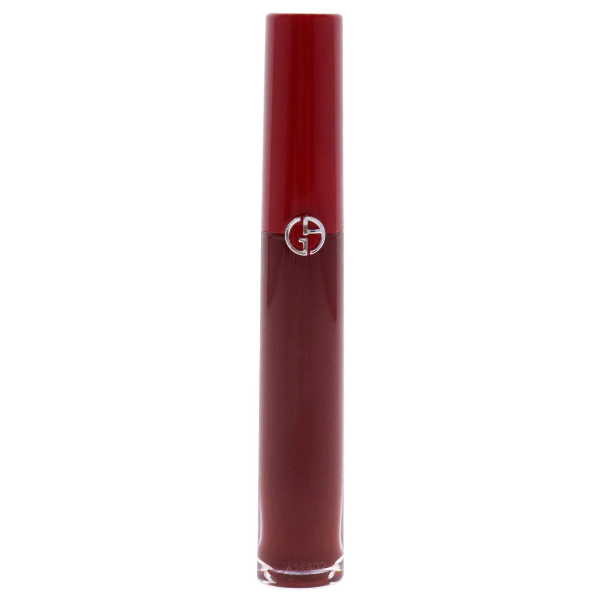 Giorgio Armani Lip Maestro Lippenstift in Rot. Mit silbernem Logo auf dem Deckel. Produkt in aufrechter Position.
