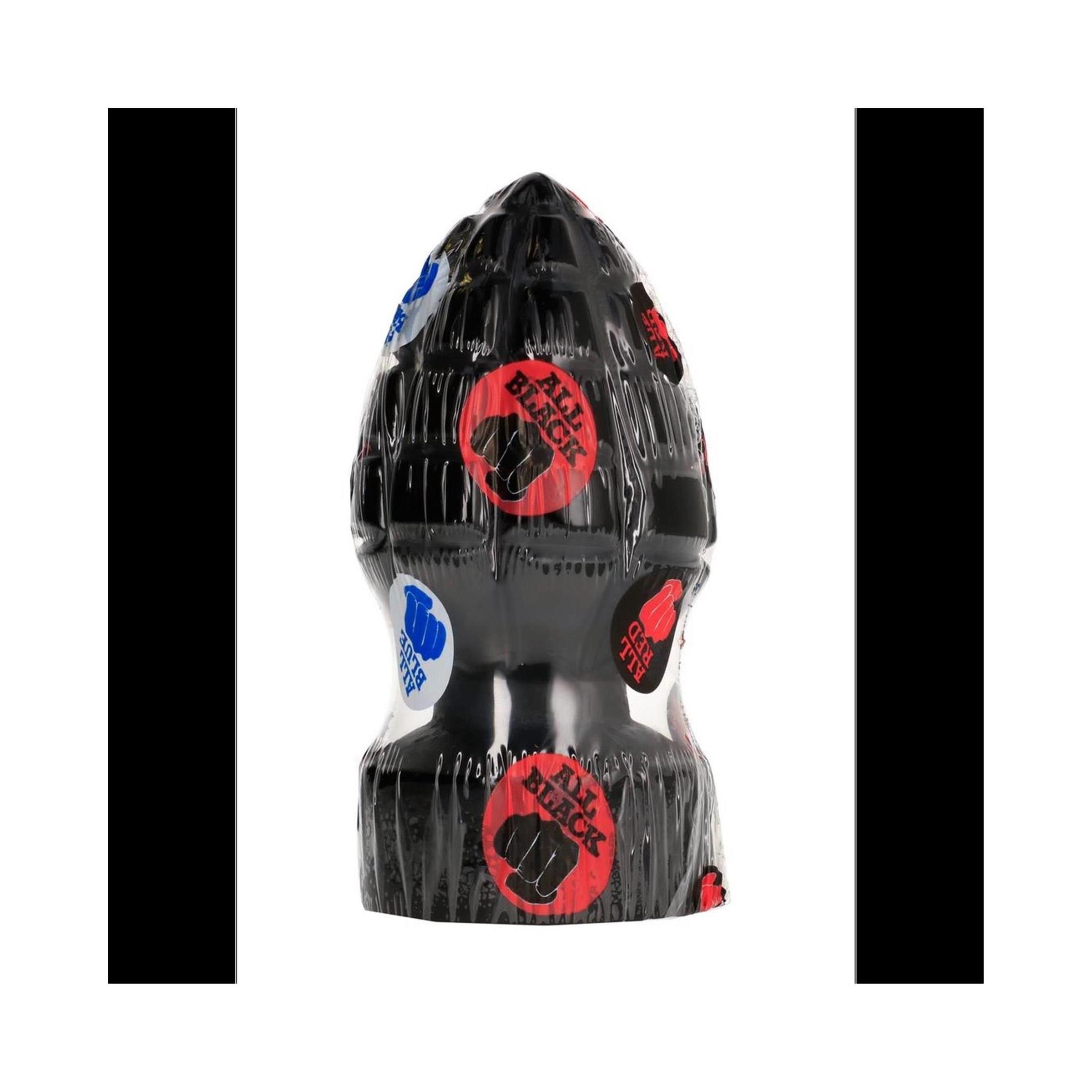 Schwarzer Analplug in Folie verpackt. Aufkleber mit "ALL BLACK" und Faust-Logo. Blaue und rote Aufkleber.