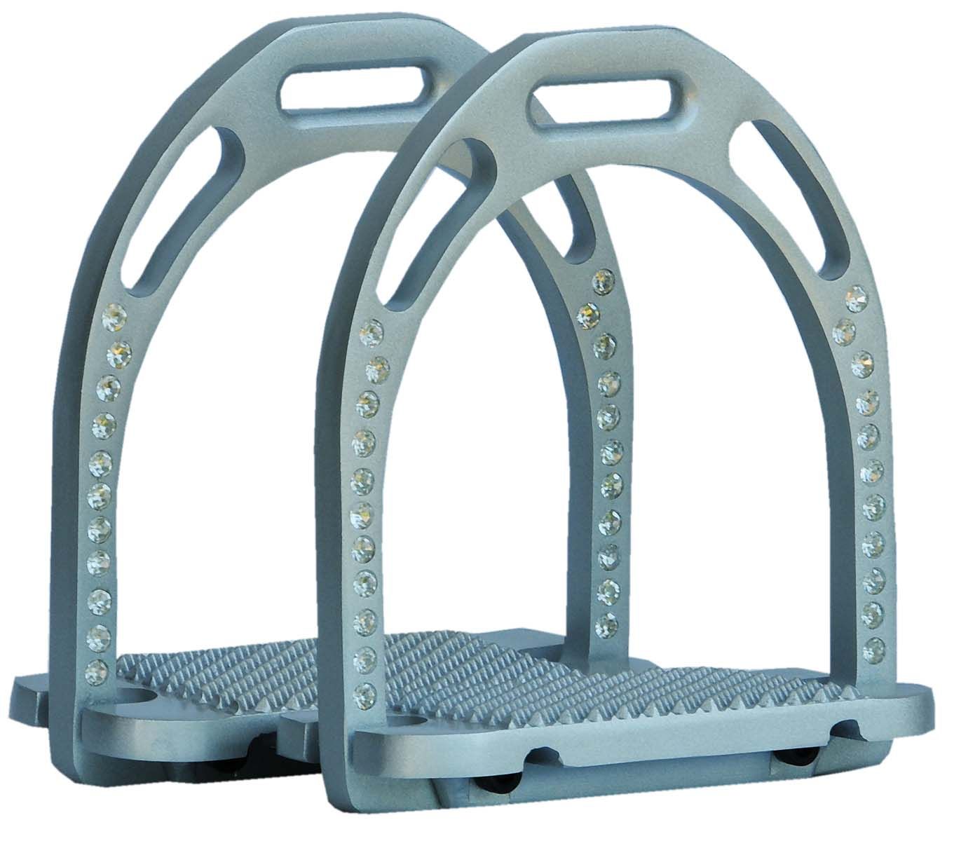 Zwei silberfarbene Steigbügel aus Aluminium. Mit Strasssteinchen besetzt. Geriffelte Trittfläche.
