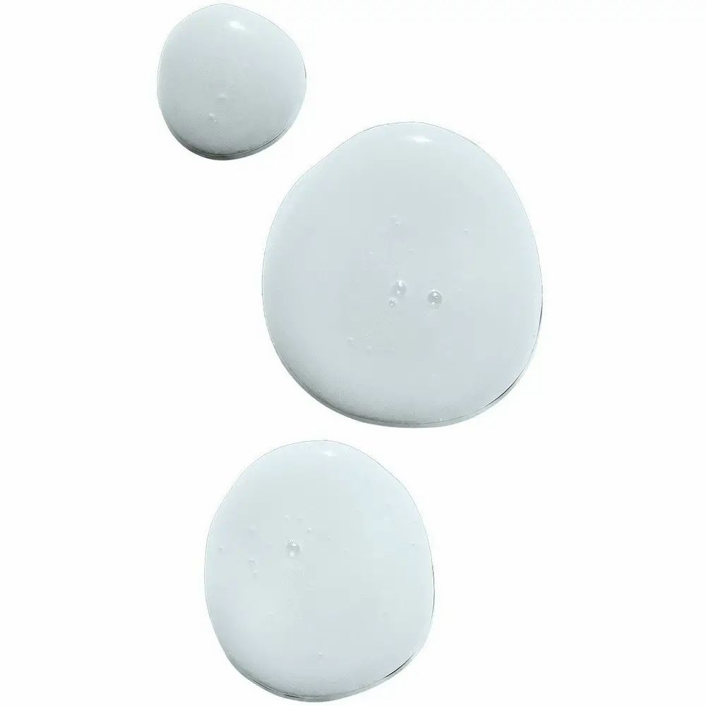 Drei Tropfen einer weißen, gelartigen Substanz auf weißem Hintergrund.