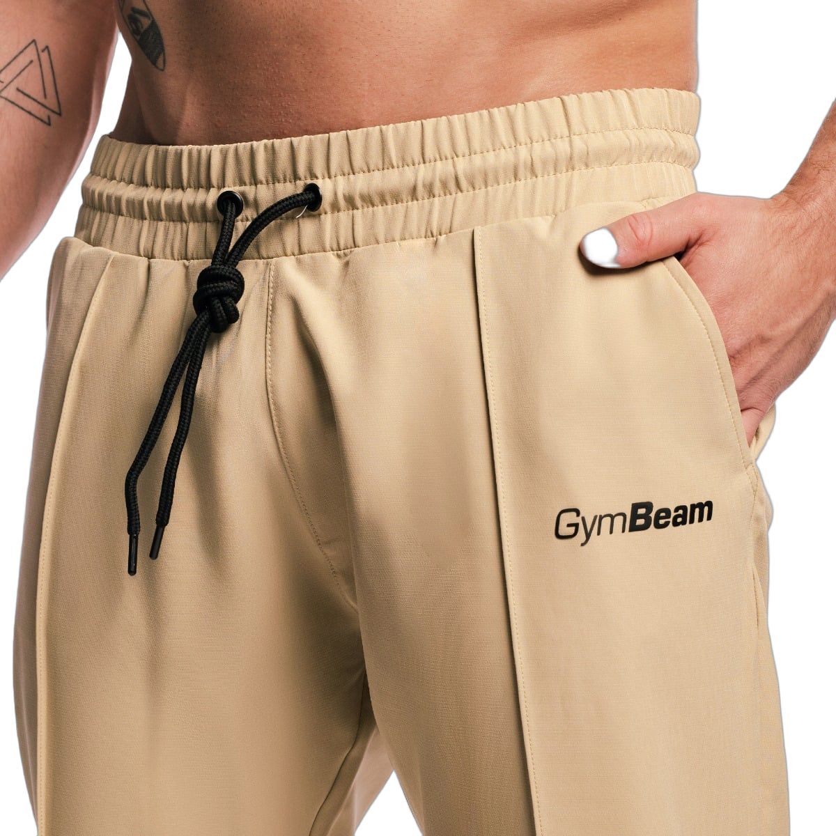 Detailansicht der Taille von Herren-Jogginghose mit Kordelzug und GymBeam-Logo.