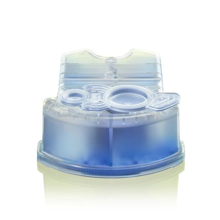 Blaue Nachfüllkartusche. Transparenter Deckel. Mehrere Öffnungen und Aussparungen.