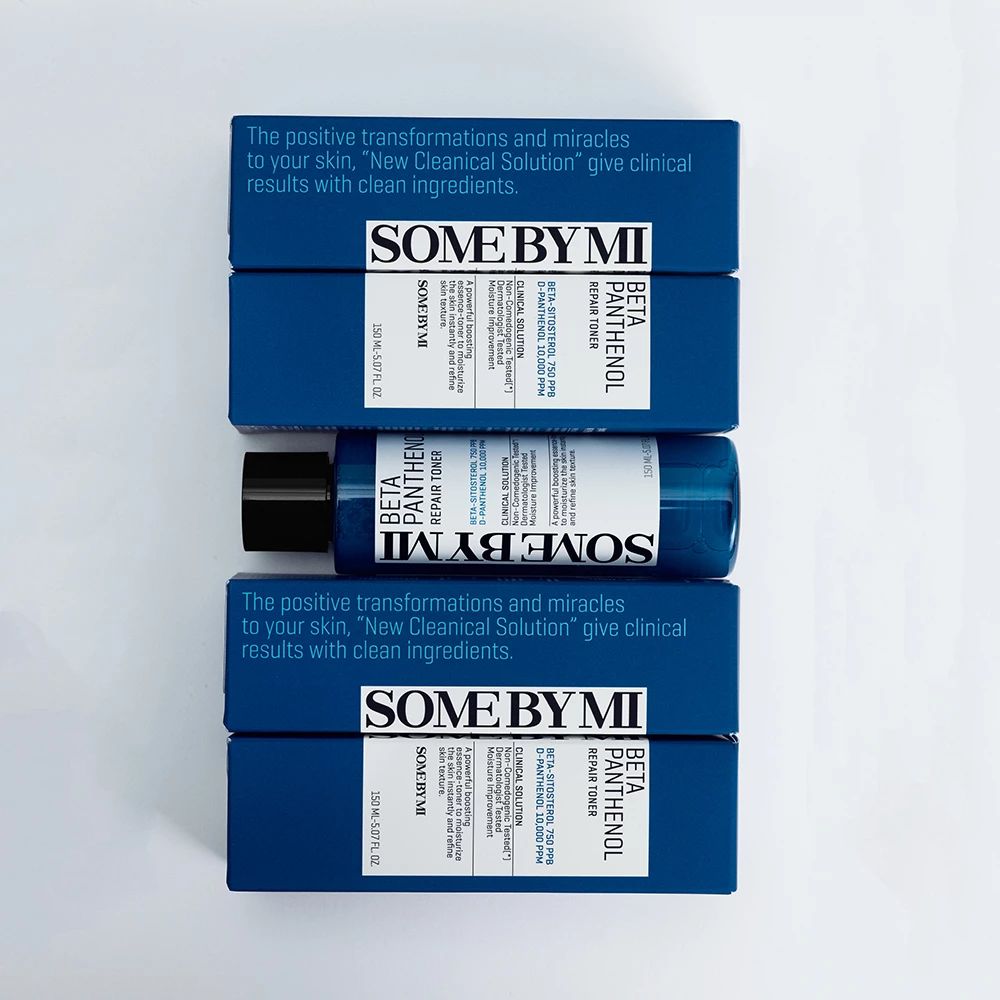 Mehrere blaue Kartons und eine Flasche. Aufschrift: SOME BY MI, BETA PANTHENOL REPAIR TONER. Text: New Cleanical Solution.