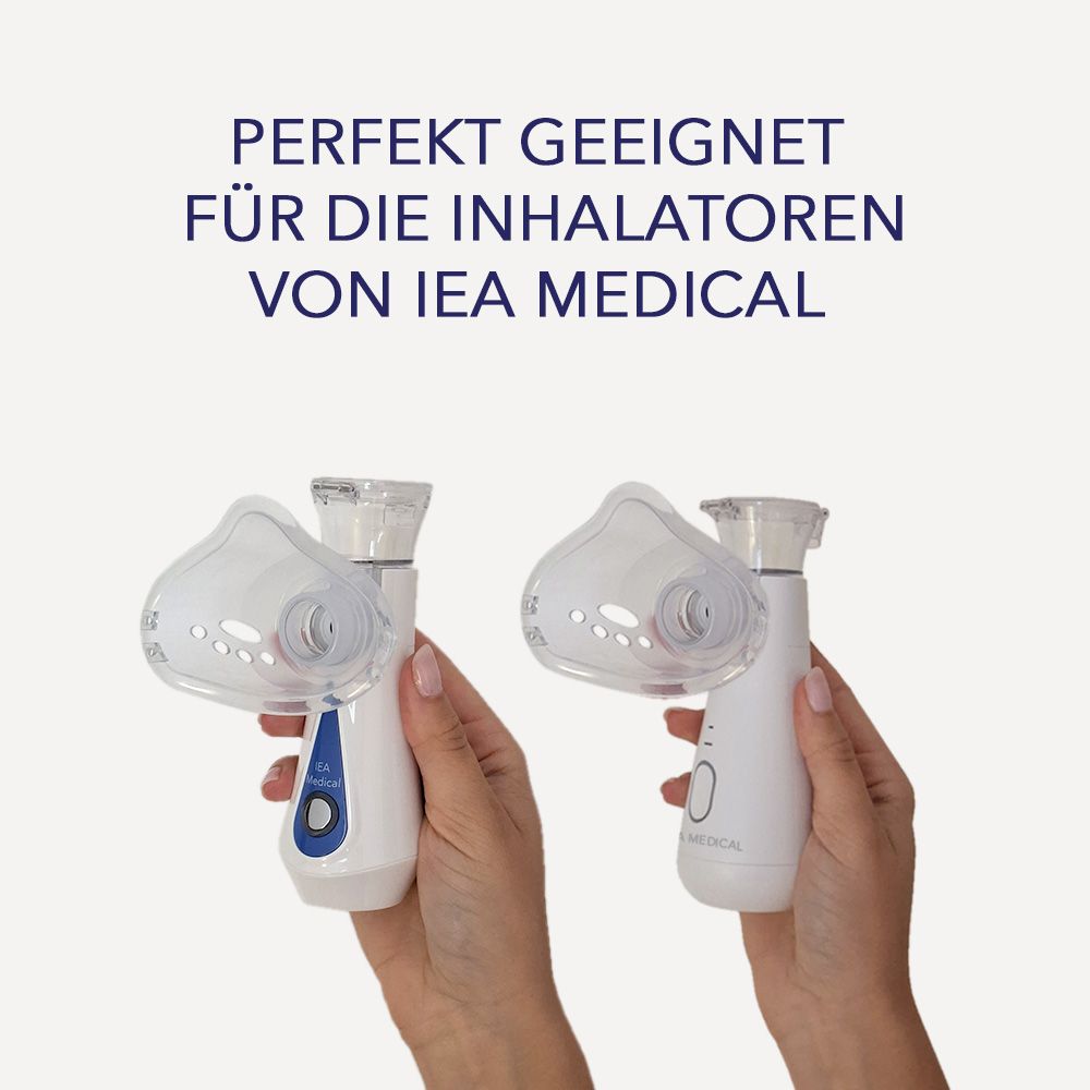 Zwei Inhalationsgeräte mit Masken. Text: PERFEKT GEEIGNET FÜR DIE INHALATOREN VON IEA MEDICAL.