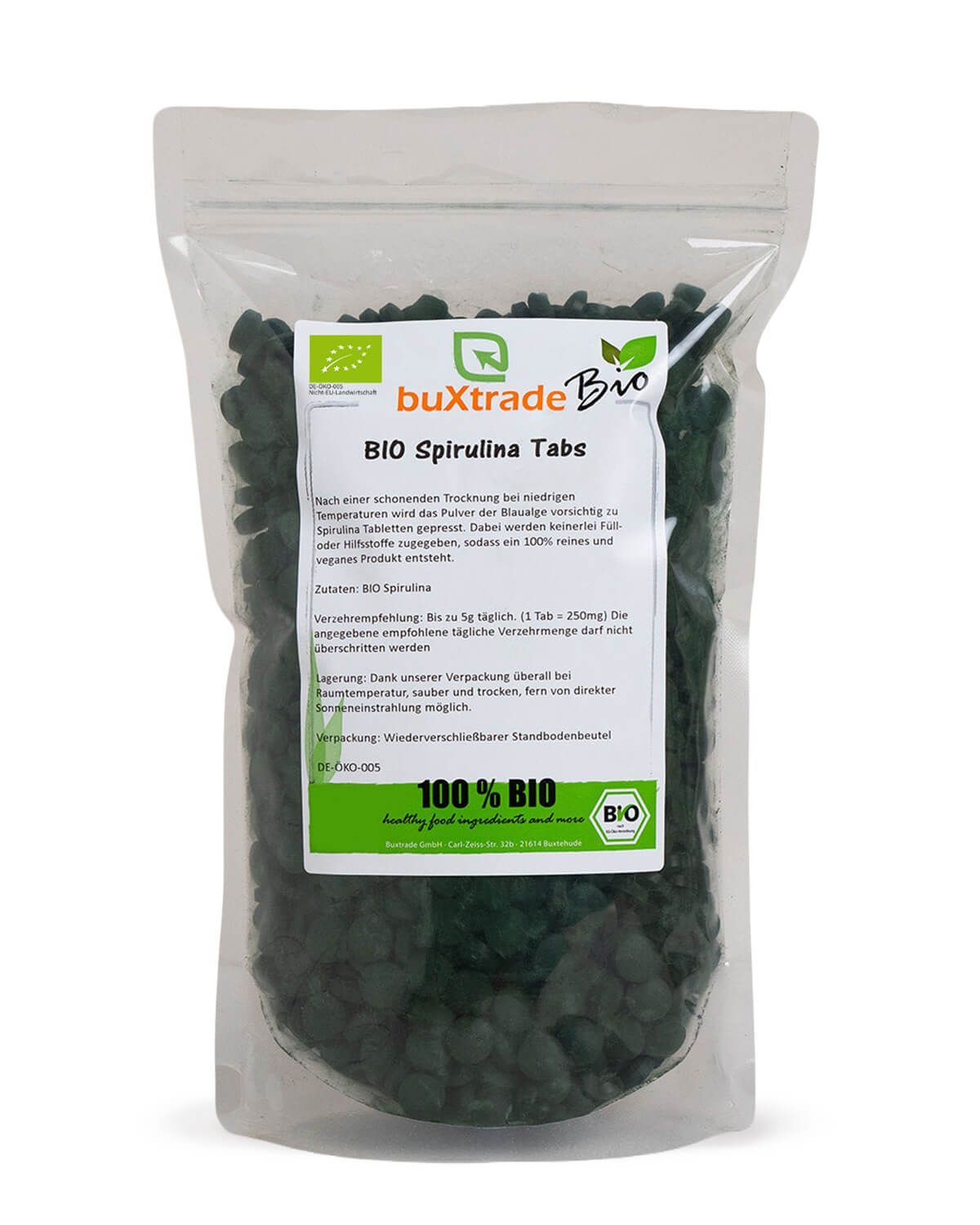 Verpackung von buxtrade Bio Spirulina Tabs, gefüllt mit dunkelgrünen Tabletten.