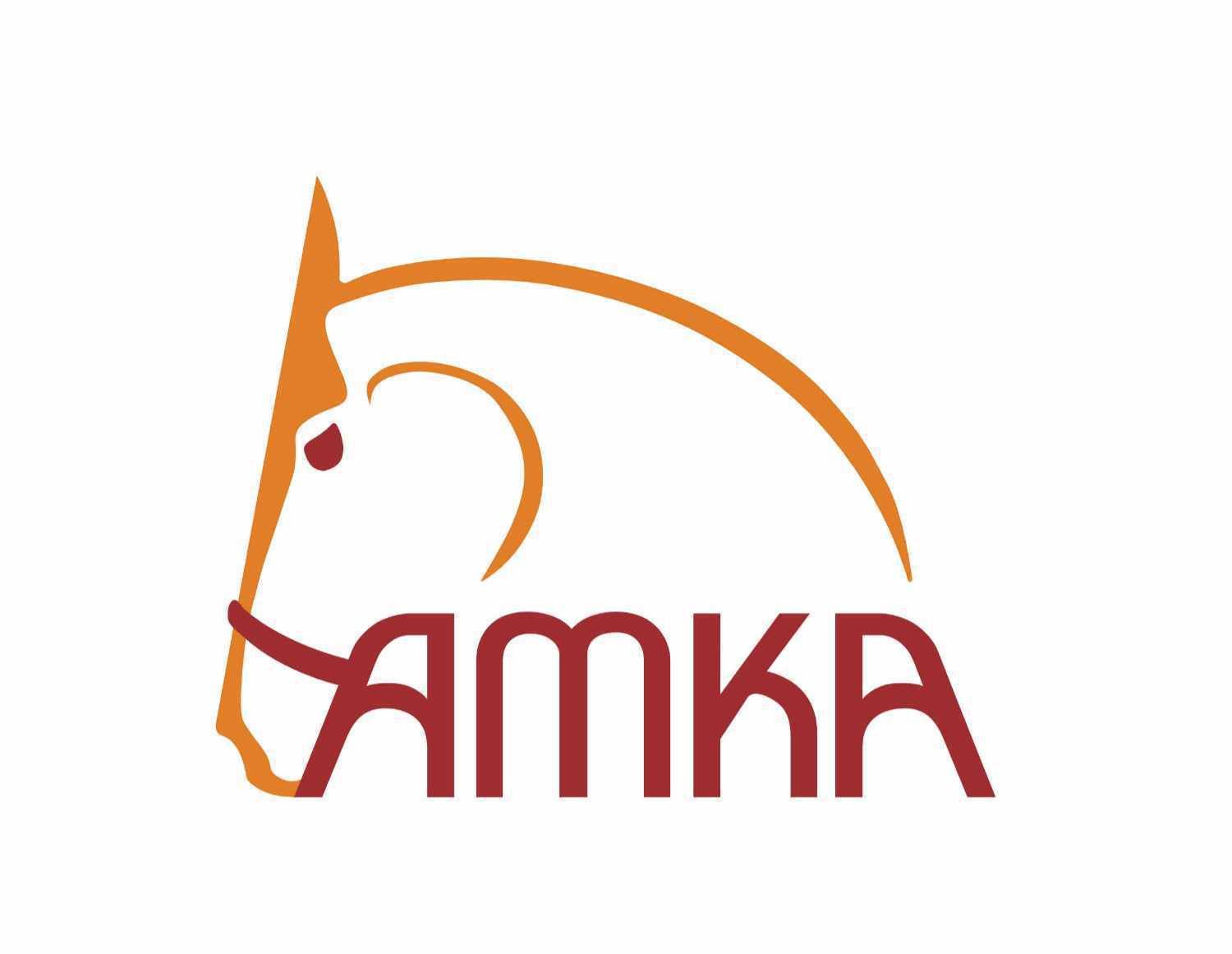 Logo AMKA: stilisierter Pferdekopf in Orange und Rot. Schriftzug AMKA in Rot.