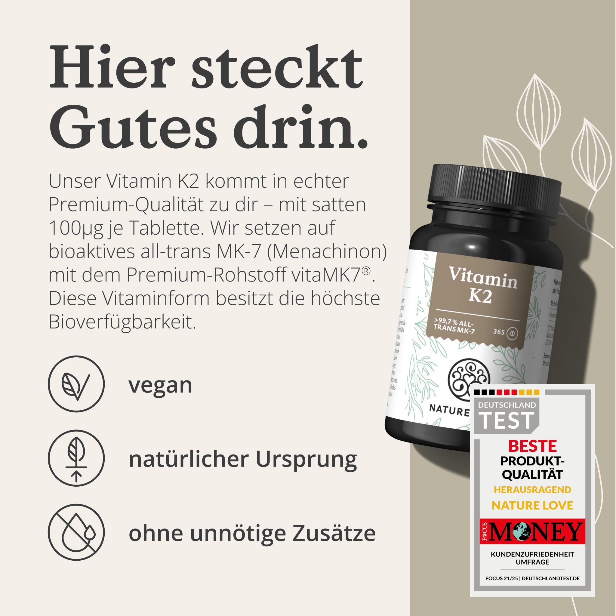 Braune Flasche Vitamin K2, daneben Qualitätsauszeichnung. Icons: vegan, natürlicher Ursprung, ohne unnötige Zusätze. Text: Hier steckt Gutes drin.