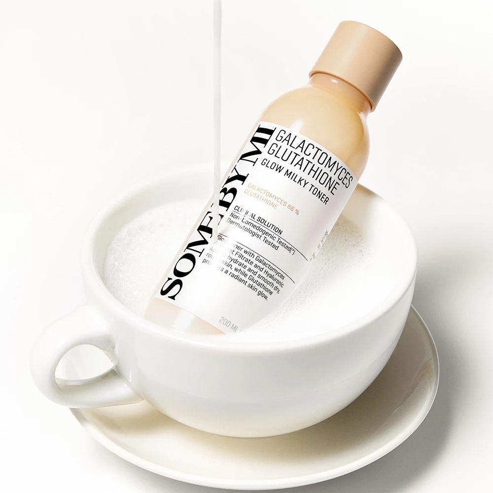 Flasche in einer Tasse mit Flüssigkeit. Aufschrift: SOME BY MI, Galactomyces Glutathione Glow Milky Toner.