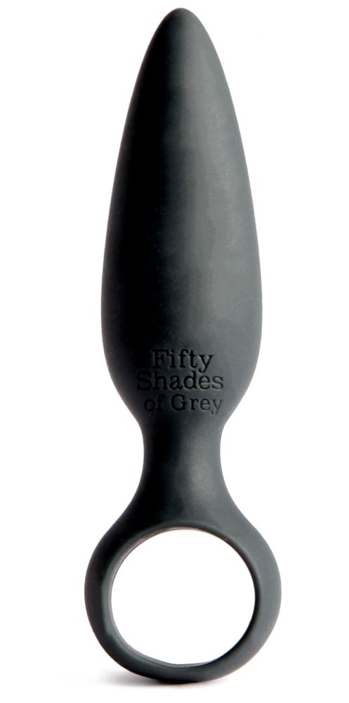 Grauer Analplug mit Ring. Aufschrift "Fifty Shades of Grey". Kegelförmiger Kopf, abgerundete Basis mit Ring.