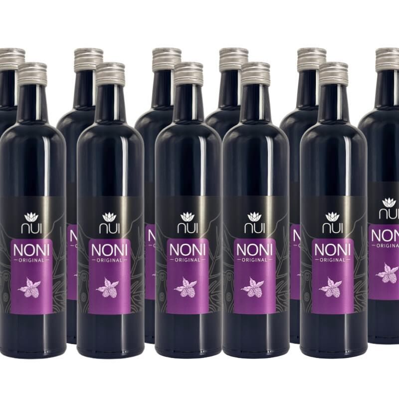 Mehrere Flaschen NUI NONI Original. Dunkle Glasflaschen mit lila Etikett und silbernem Verschluss. Aufgereiht vor weißem Hintergrund.