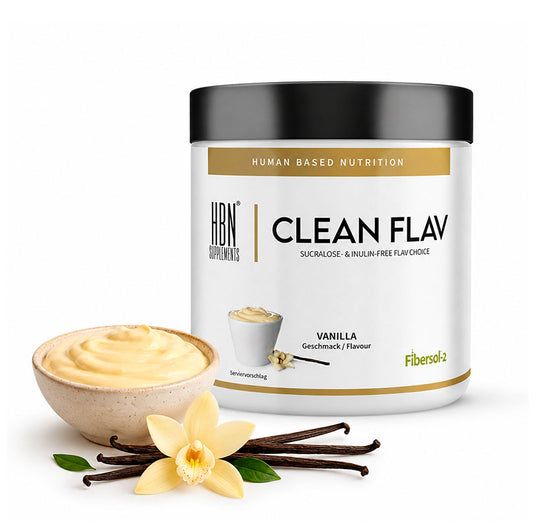 HBN Supplements Clean Flav Dose mit Vanillegeschmack, daneben eine Schale Pudding und Vanilleschoten.