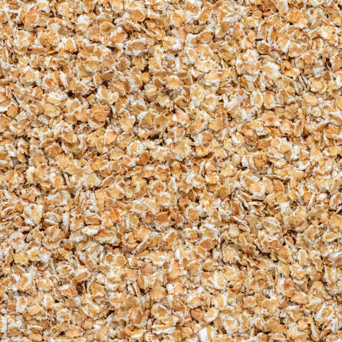 Nahaufnahme von Knusperflakes. Helle, unregelmäßige Flocken.