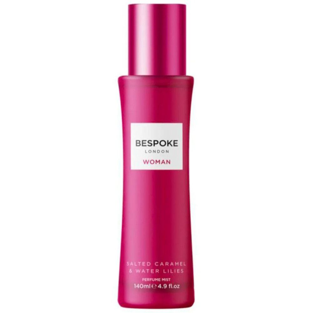 Rosa Flasche mit Bespoke London-Etikett. Text: Salzkaramell und Wasserlilien, Parfümnebel.