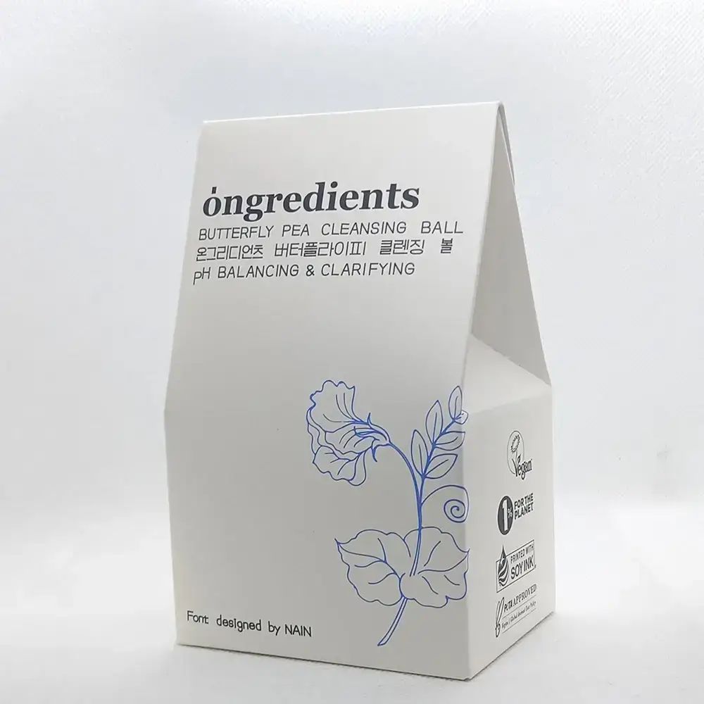 Weiße Verpackung mit blauem Logo und Text. Vegan-Logo.