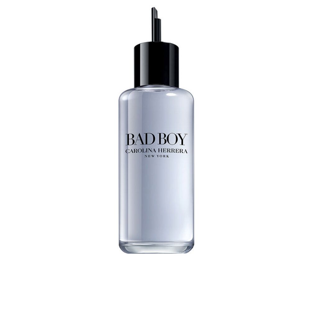 Nachfüllflasche. Zylindrisches, hellblaues Glas. Schwarzer Verschluss mit Applikator. Schriftzug: BAD BOY, CAROLINA HERRERA, NEW YORK.