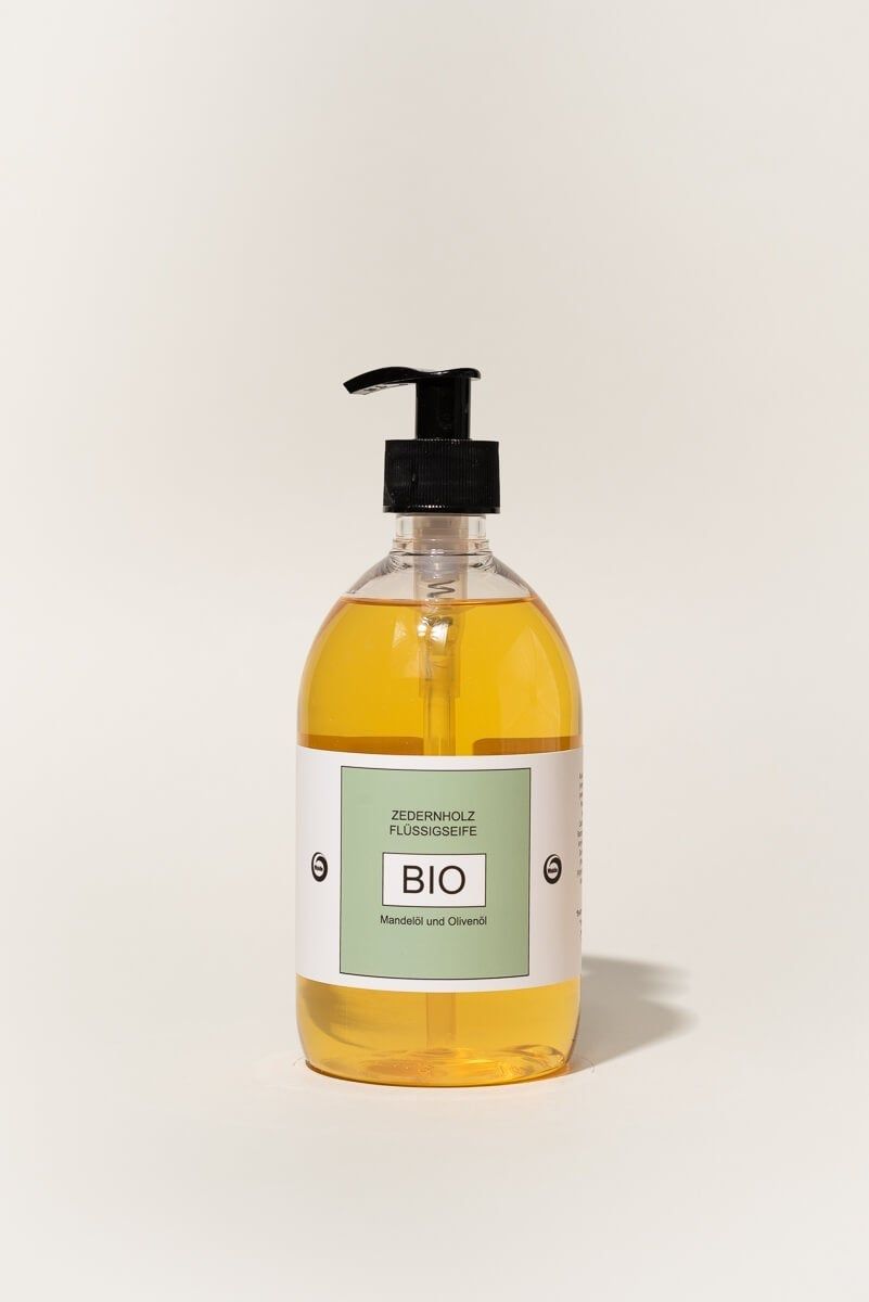 Flüssigseife in einer transparenten Flasche mit schwarzem Pumpkopf. Etikett mit BIO-Logo und Produktinformationen.
