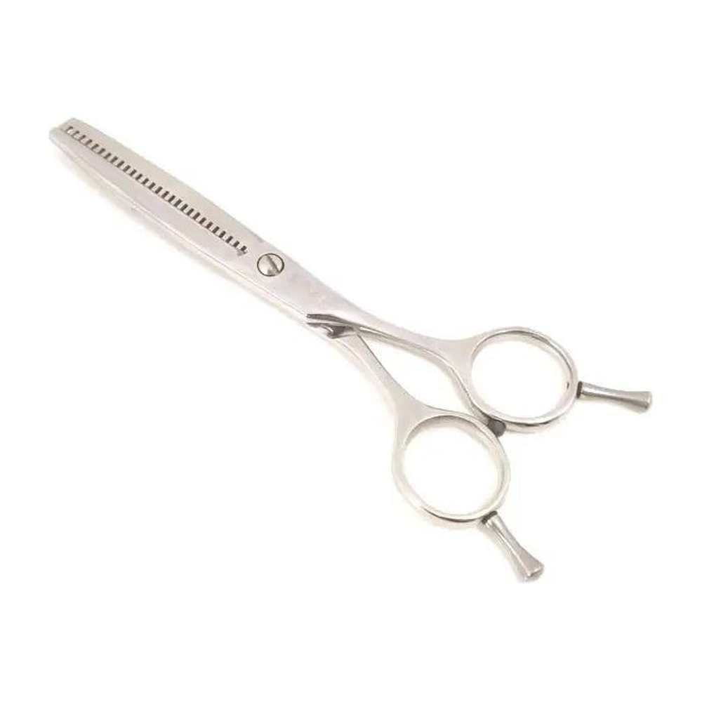 Modellierschere, einseitig verzahnt. Metall, silberfarben. Mit zwei Griffringen und einer Schraube. Auf weißem Hintergrund.