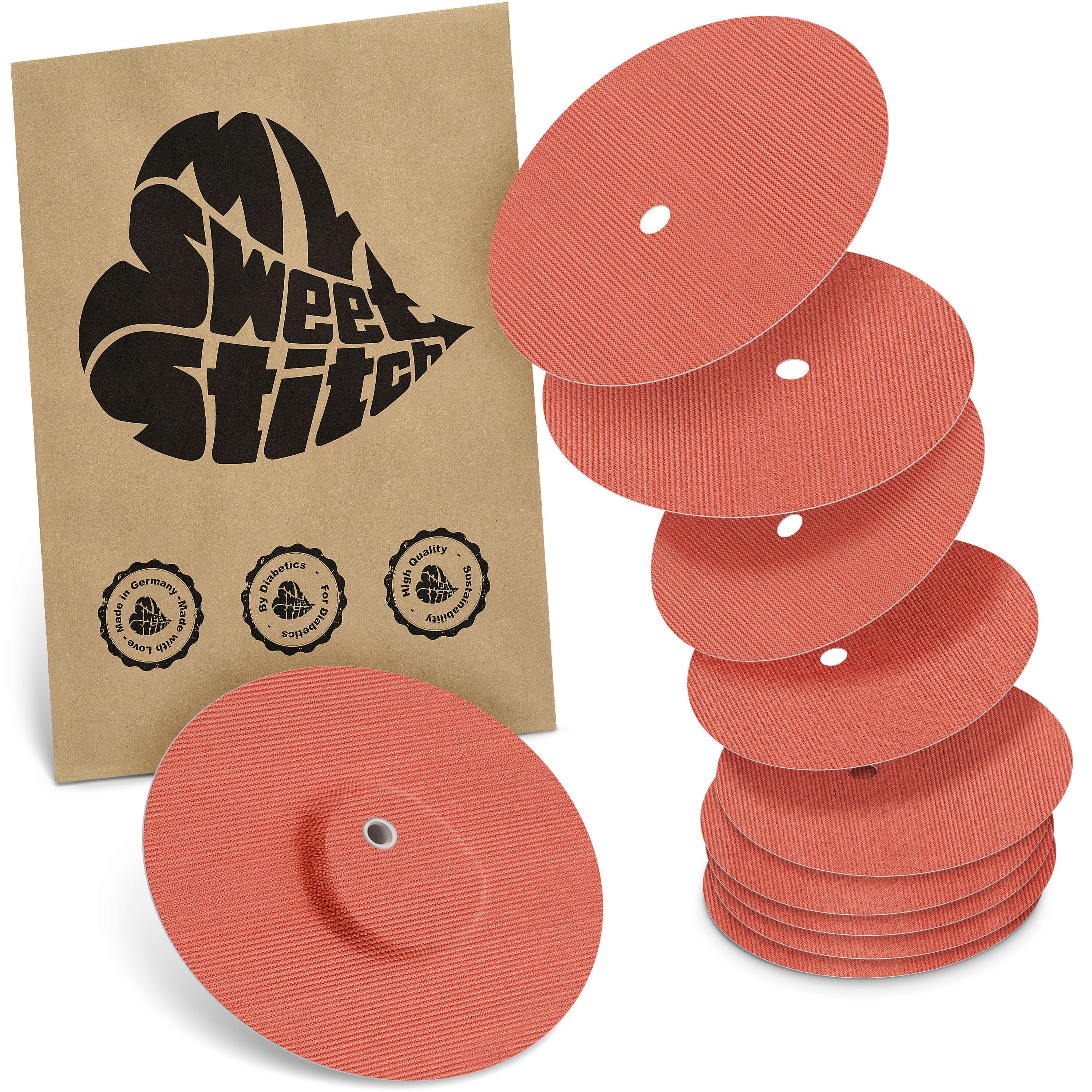 Mehrere runde, orangefarbene Pflaster mit Loch. Eine Packung mit Logo und Qualitätssiegeln. Text: MySweetStitch.