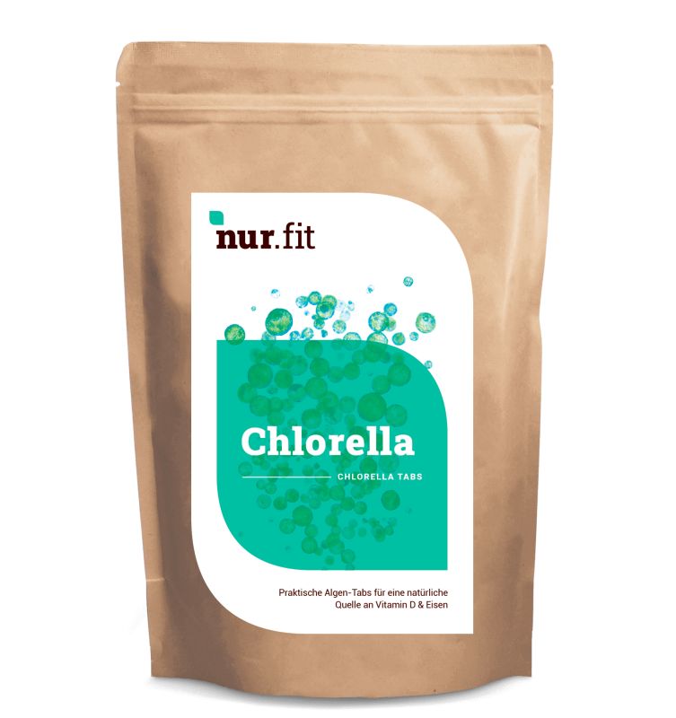 Braune Tüte mit weißem Etikett. Auf dem Etikett steht "nur.fit", "Chlorella Tabs" und grüne Algen-Grafik.