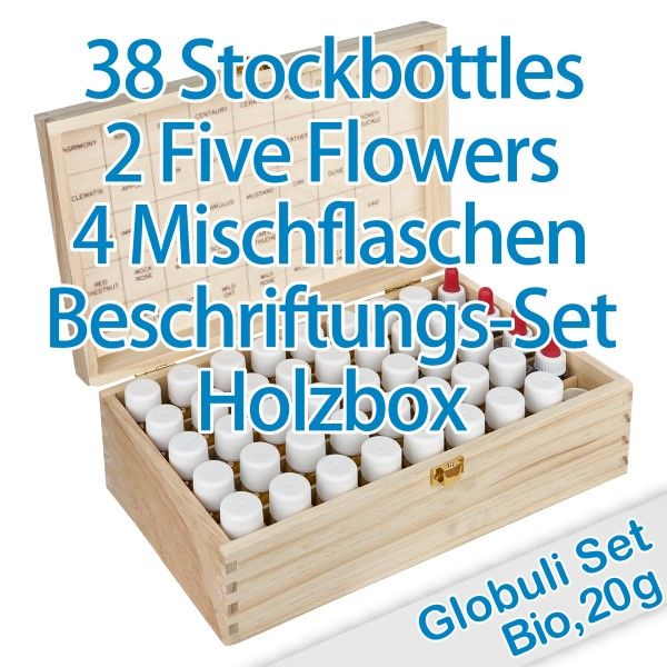 Holzbox mit 40 Fläschchen. Beschriftung auf dem Deckel. Text: 38 Stockbottles, 2 Five Flowers, 4 Mischflaschen. Globuli Set Bio, 20g.
