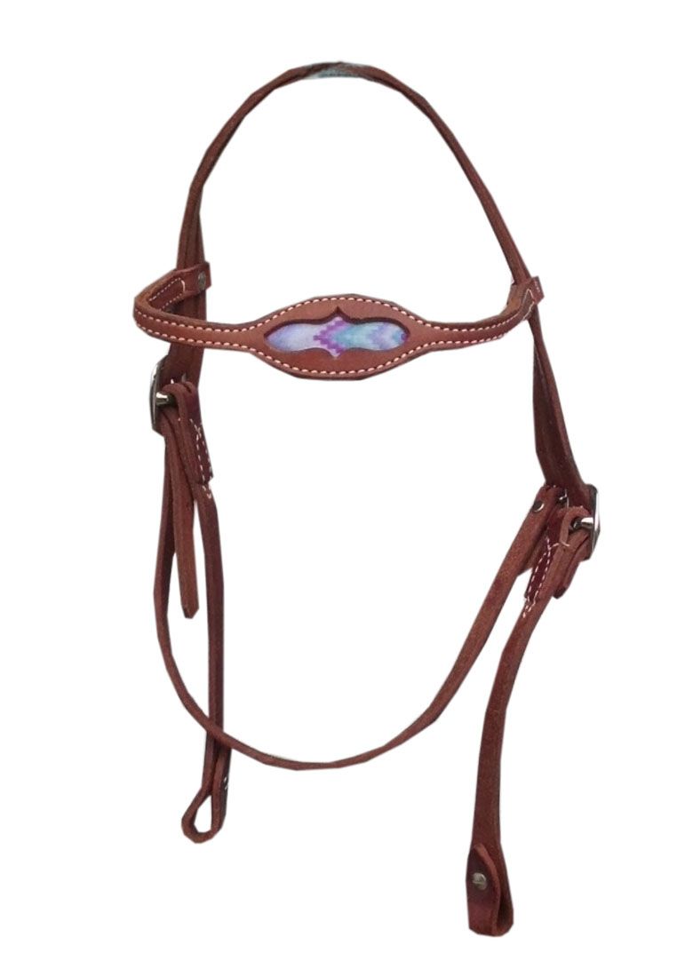 Kopfgestell aus Leder. Braune Farbe, Ziernähte, dekoratives Mittelstück mit Muster. Metallbeschläge.