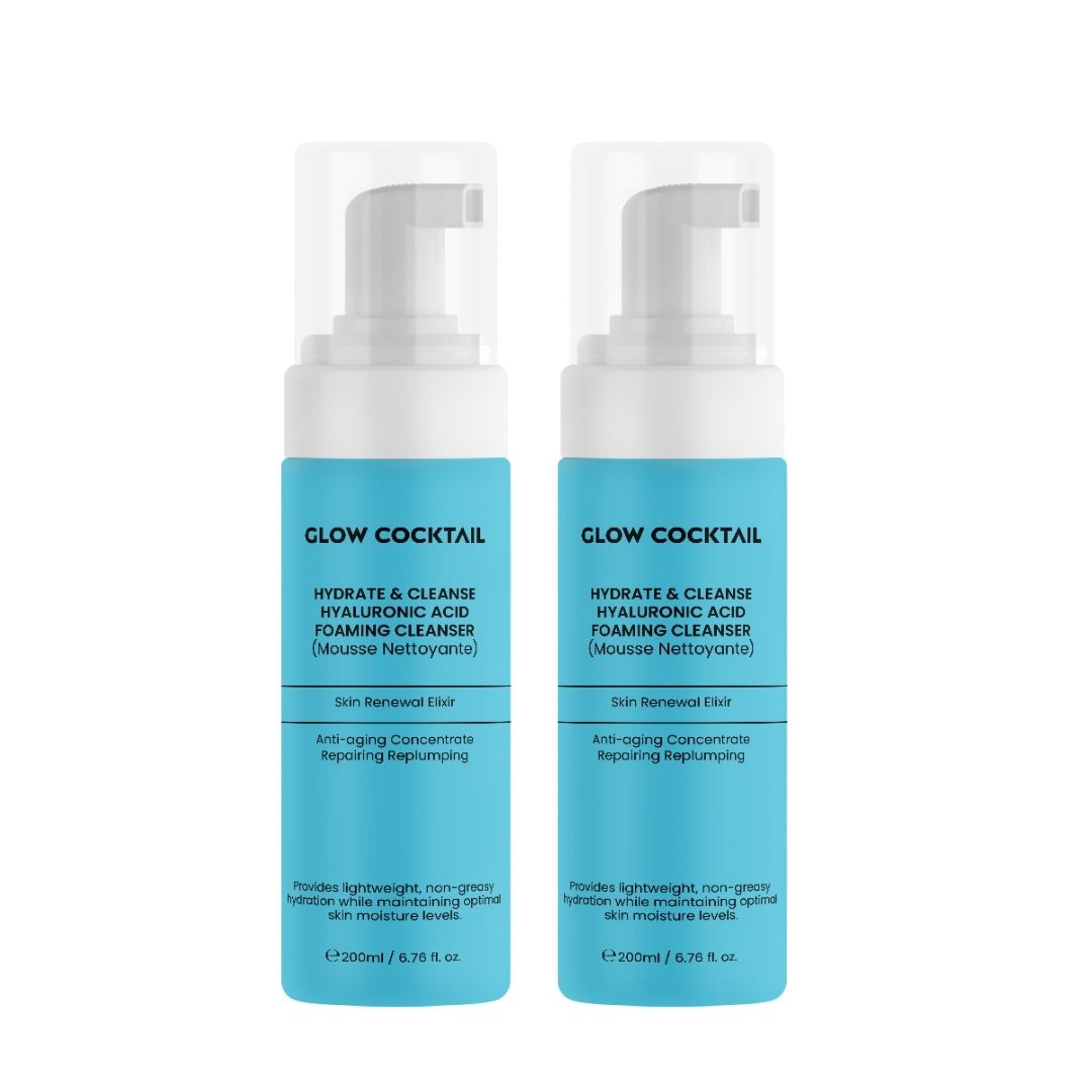 Zwei Flaschen mit weißem Pumpkopf und blauem Etikett. Aufschrift: Glow Cocktail, Hydrate & Cleanse, Hyaluronsäure. 200ml.