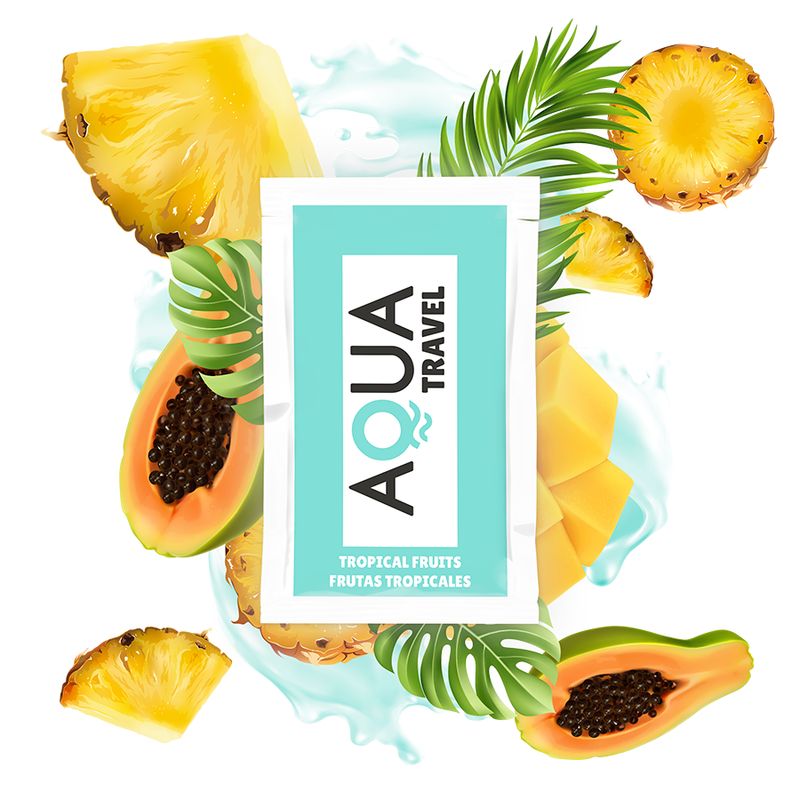 Verpackung mit AQUA TRAVEL-Logo, umgeben von tropischen Früchten und Blättern. Türkis-weißes Design. Wasserspritzer.