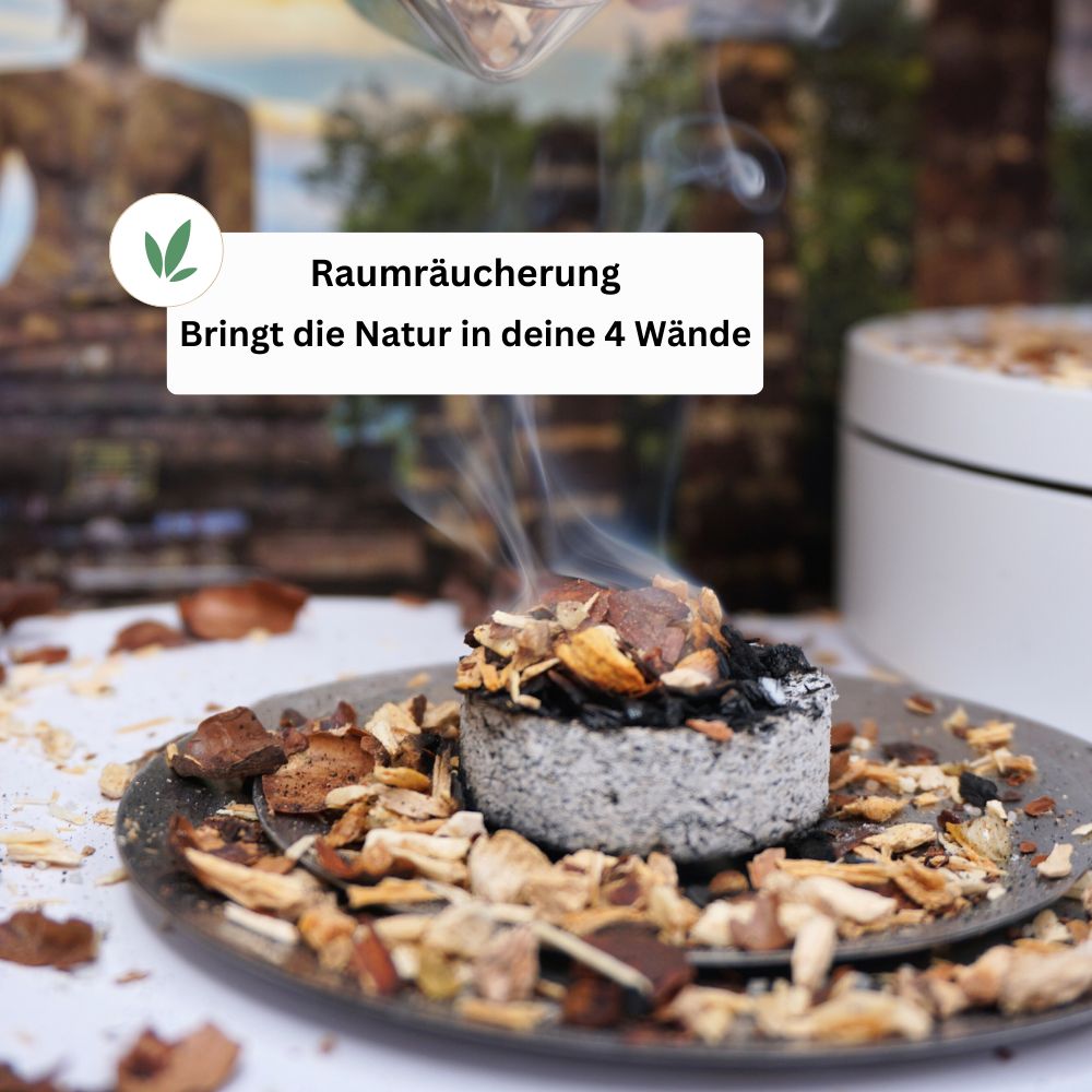 Räucherkohle auf Metalltablett. Rauch steigt auf. Text: Raumräucherung. Bringt die Natur in deine 4 Wände.