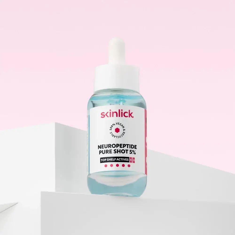 Serumflasche mit Pipette. Skinlick, Neuropeptide Pure Shot 5%. Vegan und recycelbar. Auf weißem Podest.