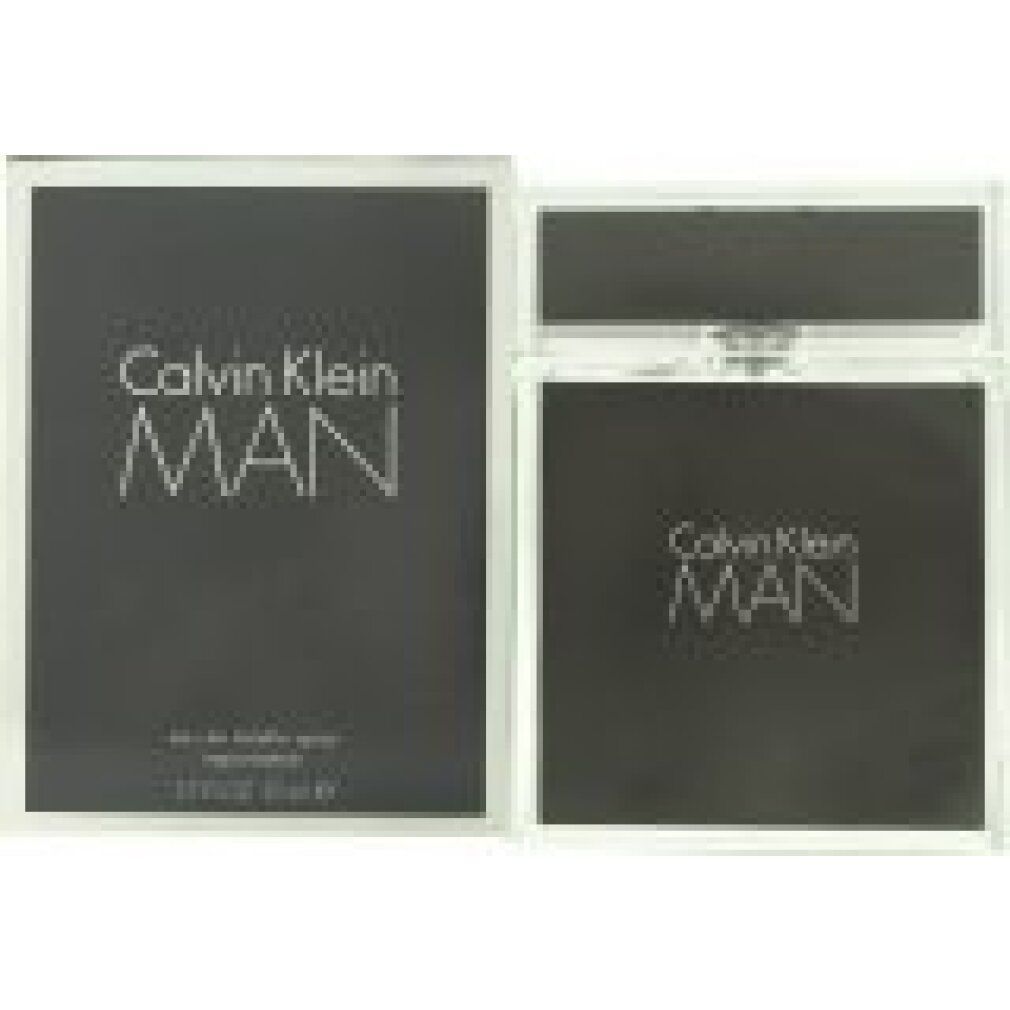 Schwarze Verpackung und Flakon von Calvin Klein Man. Weißer Schriftzug. Flakon mit Sprühkopf.