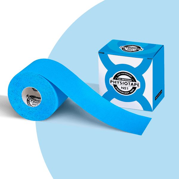 Blaues Kinesiotape, teilweise abgerollt, neben einer Verpackung. Auf der Verpackung steht "PhysioTape No.1".