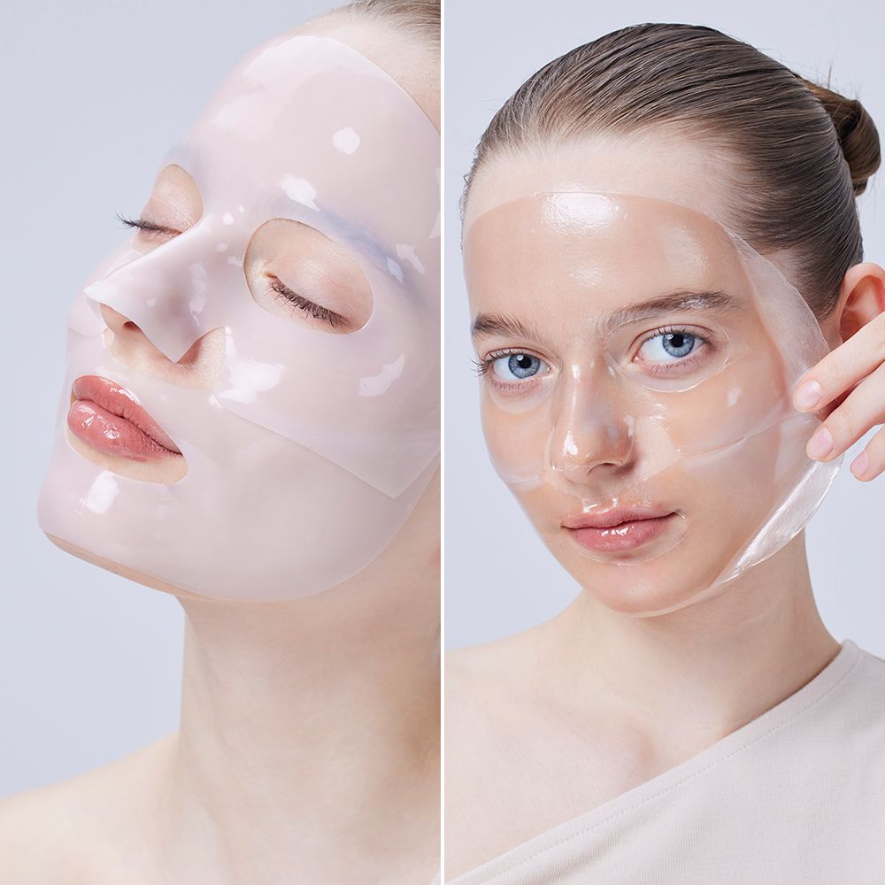 Frau mit aufgetragener Hydrogel-Maske, die das Gesicht bedeckt. Seitenansicht.