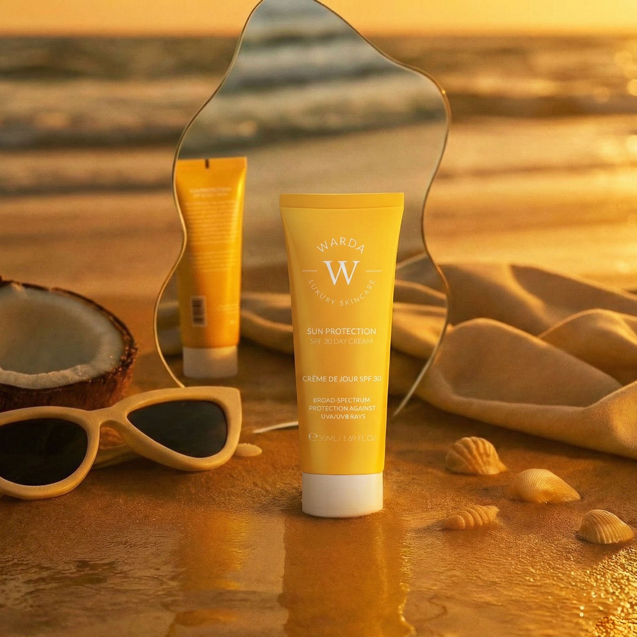 Gelbe Tube am Strand, Spiegelung. Sonnenbrille, Kokosnuss und Muscheln. Aufschrift: Sun Protection SPF 30 Day Cream.