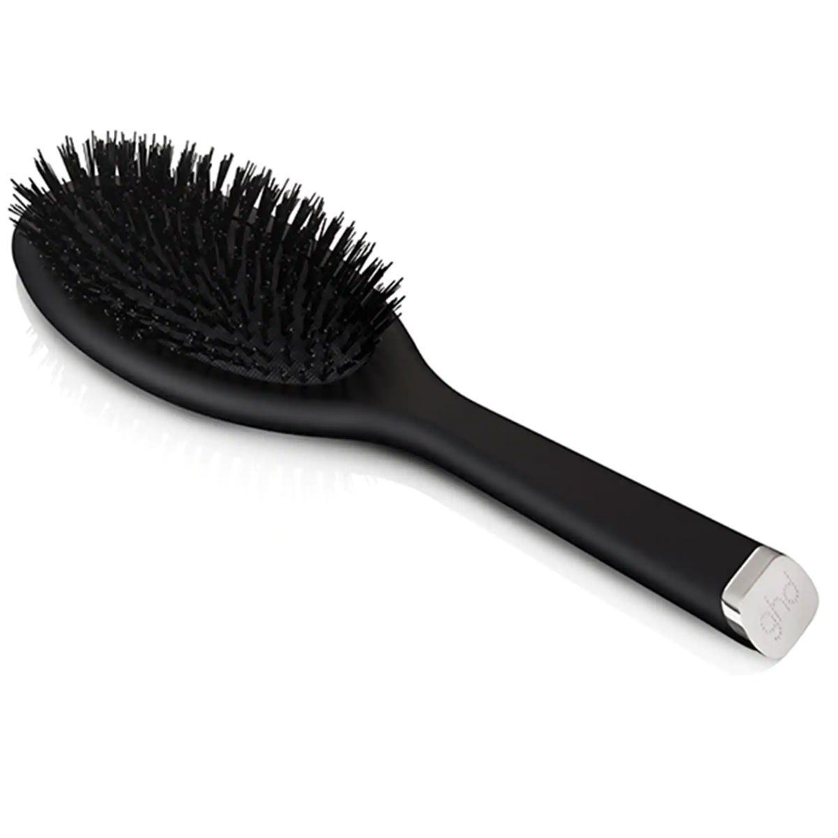 Schwarze ovale Haarbürste mit Borsten und silbernem Griffende mit GHD-Logo.
