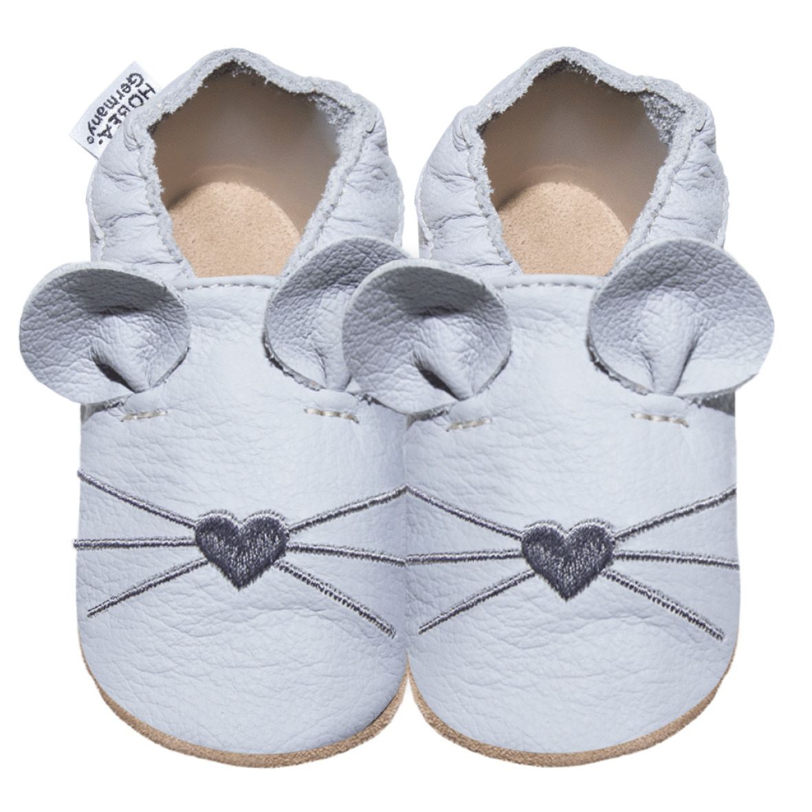 Hellgraue Babyschuhe mit Maus-Design. Zwei Schuhe, Ohren, Schnurrhaare und Herz-Applikation. Marke: HOBEA-Germany.