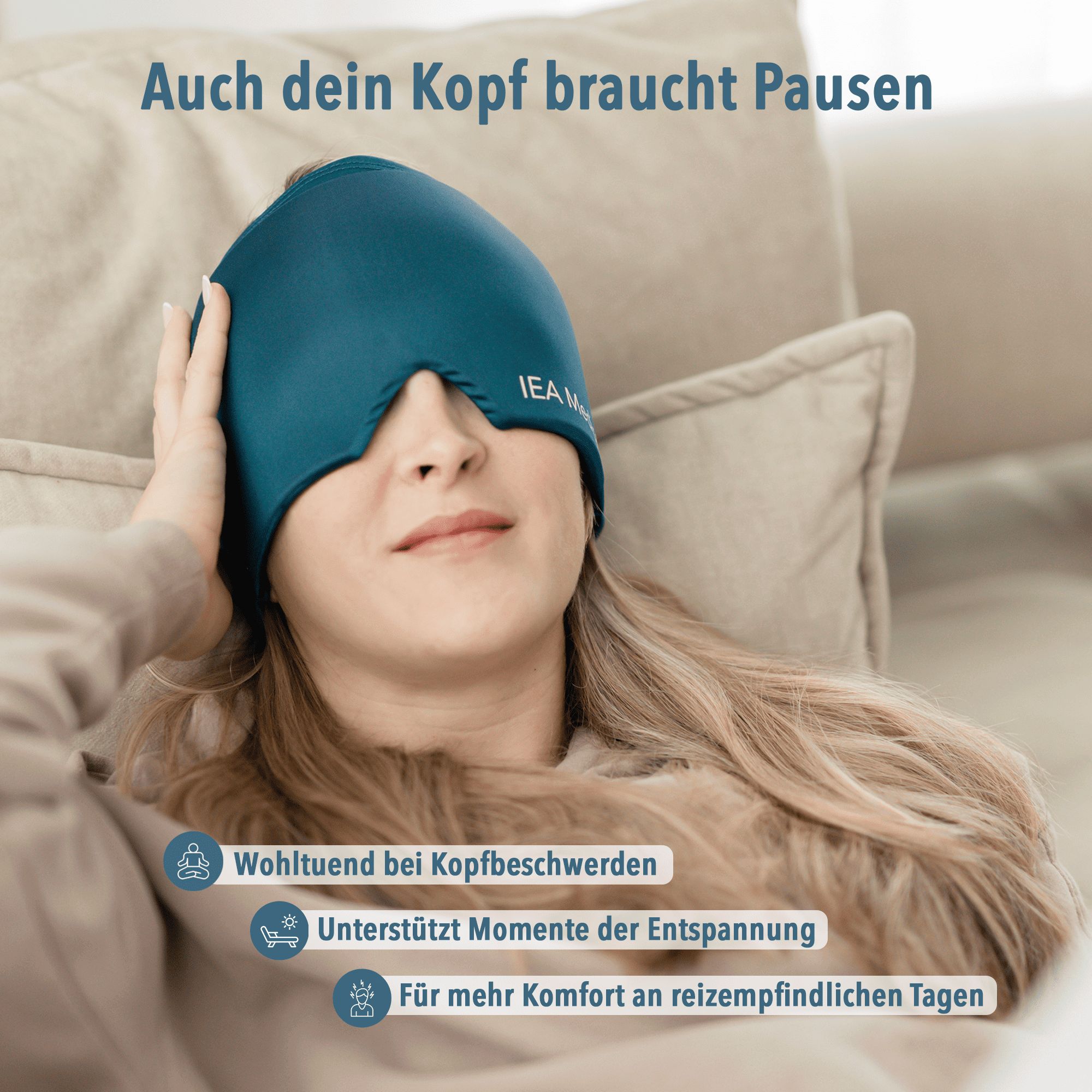 Frau mit blauer IEA Medical Migräne-Kopfmaske entspannt auf einem Sofa liegend.
