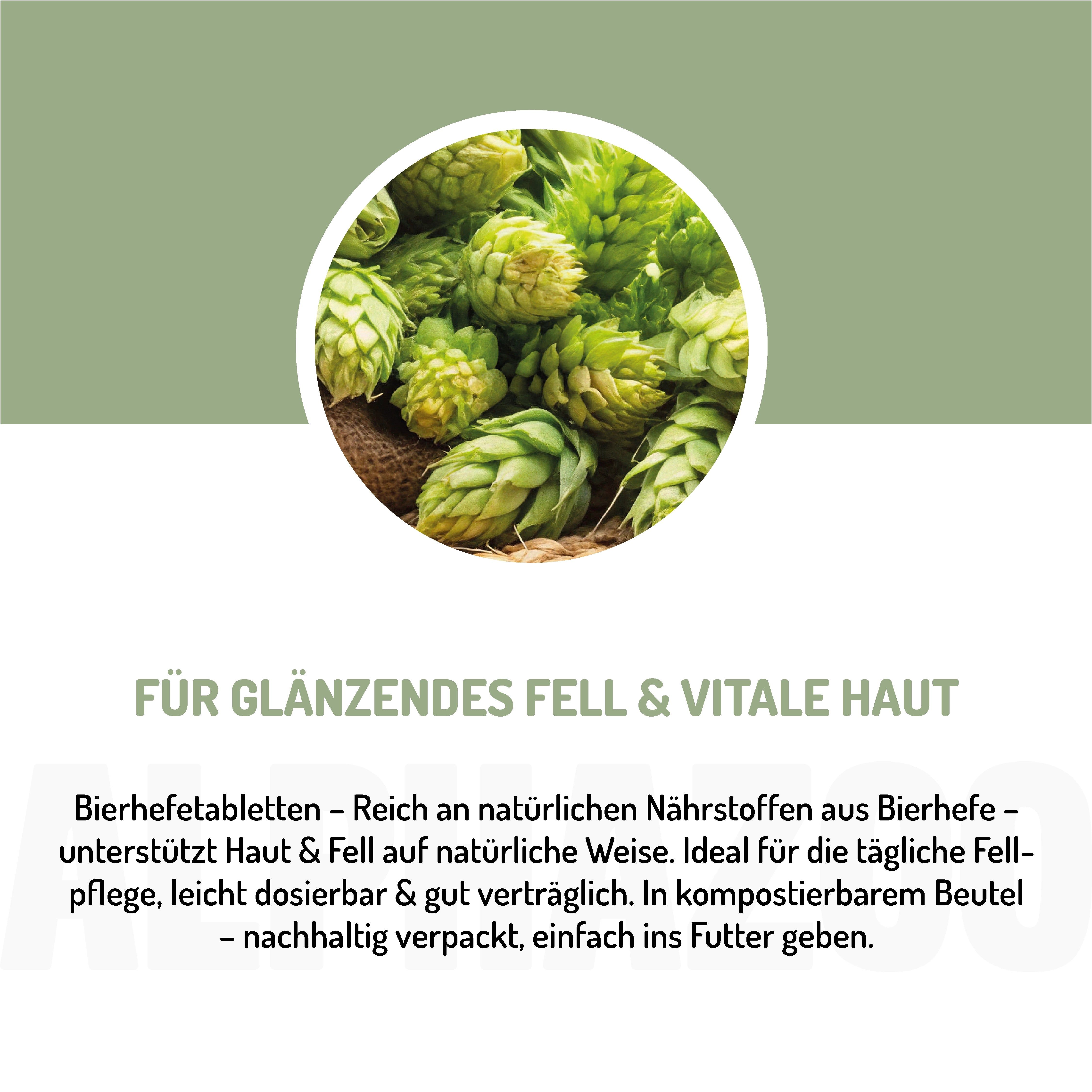 Nahaufnahme von Hopfenblüten. Text: Für glänzendes Fell & vitale Haut. Bierhefetabletten - Reich an natürlichen Nährstoffen aus Bierhefe.